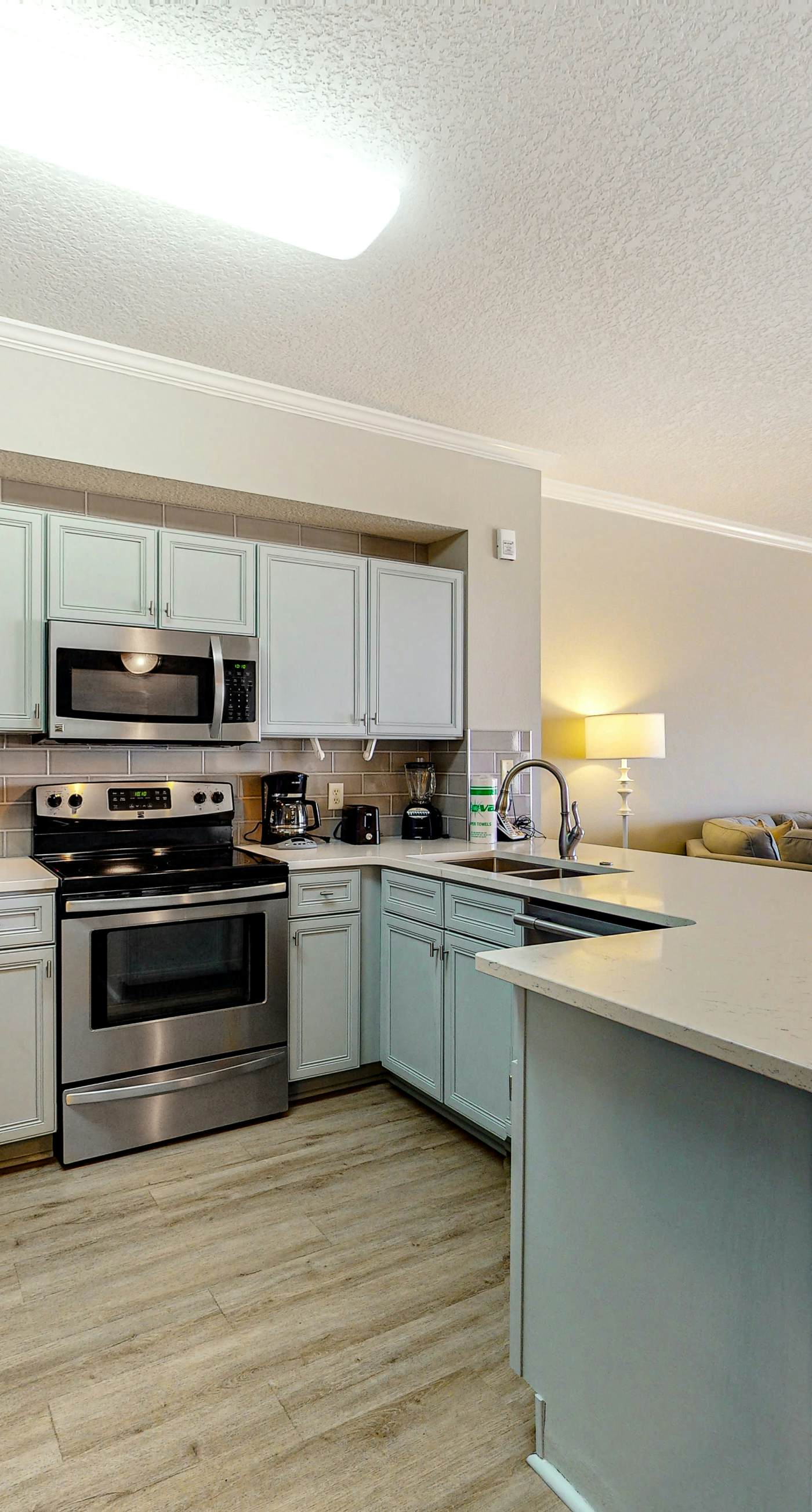 3rd-floor condo with sauna, gym, pool, tennis & pickleball, conference room