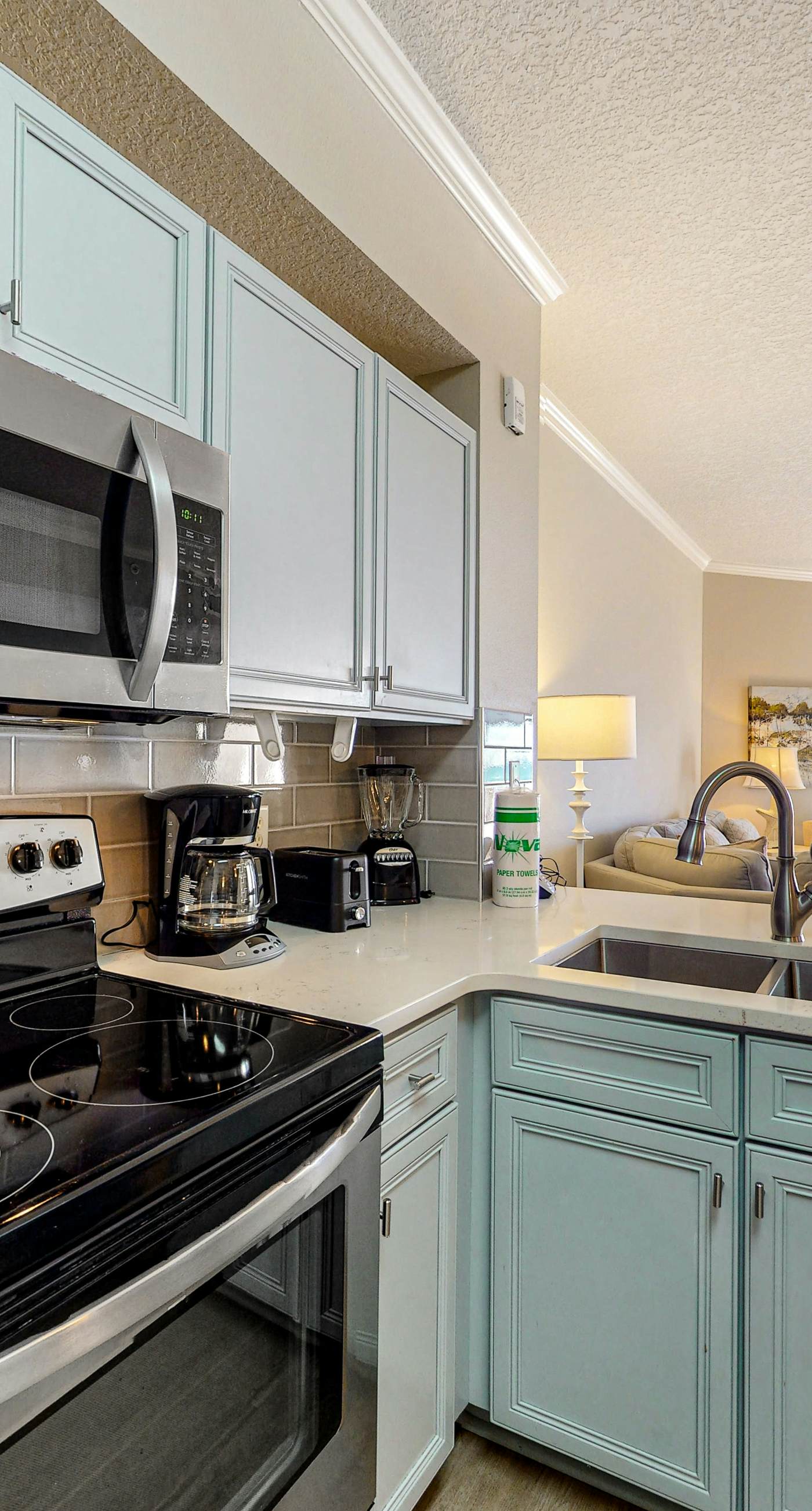 3rd-floor condo with sauna, gym, pool, tennis & pickleball, conference room