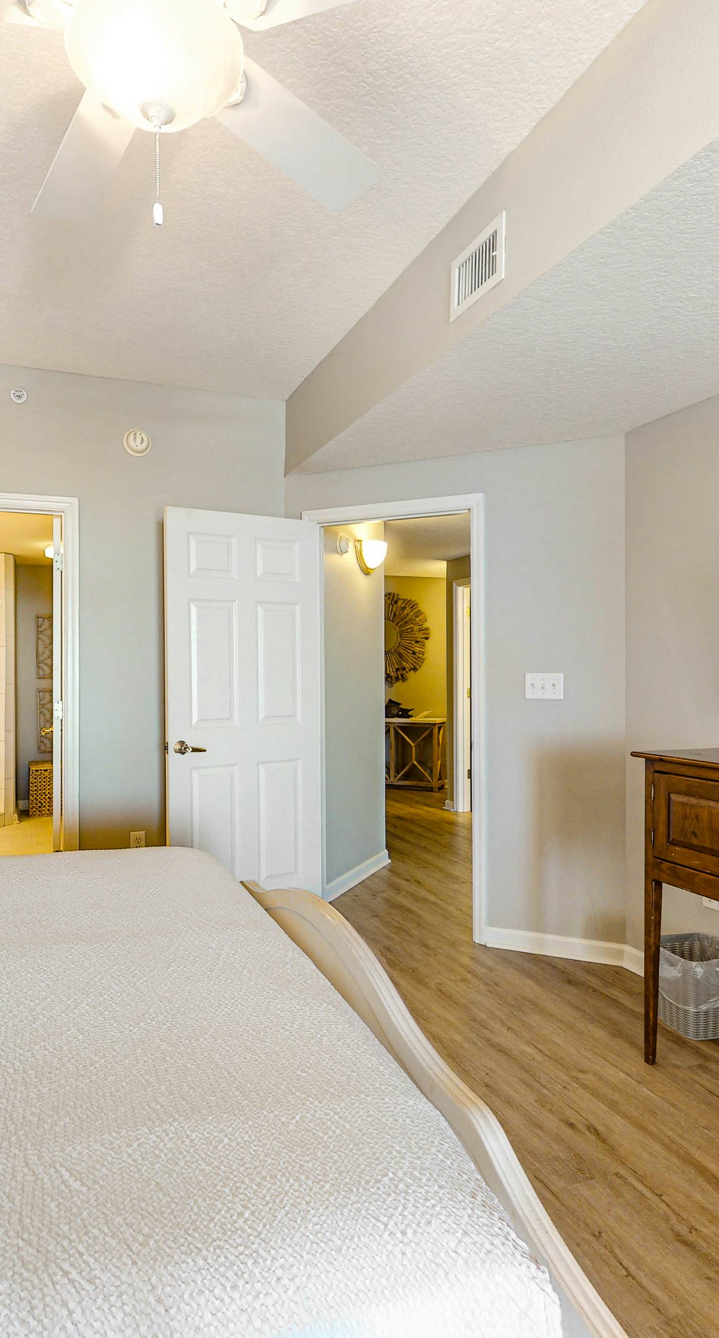 3rd-floor condo with sauna, gym, pool, tennis & pickleball, conference room