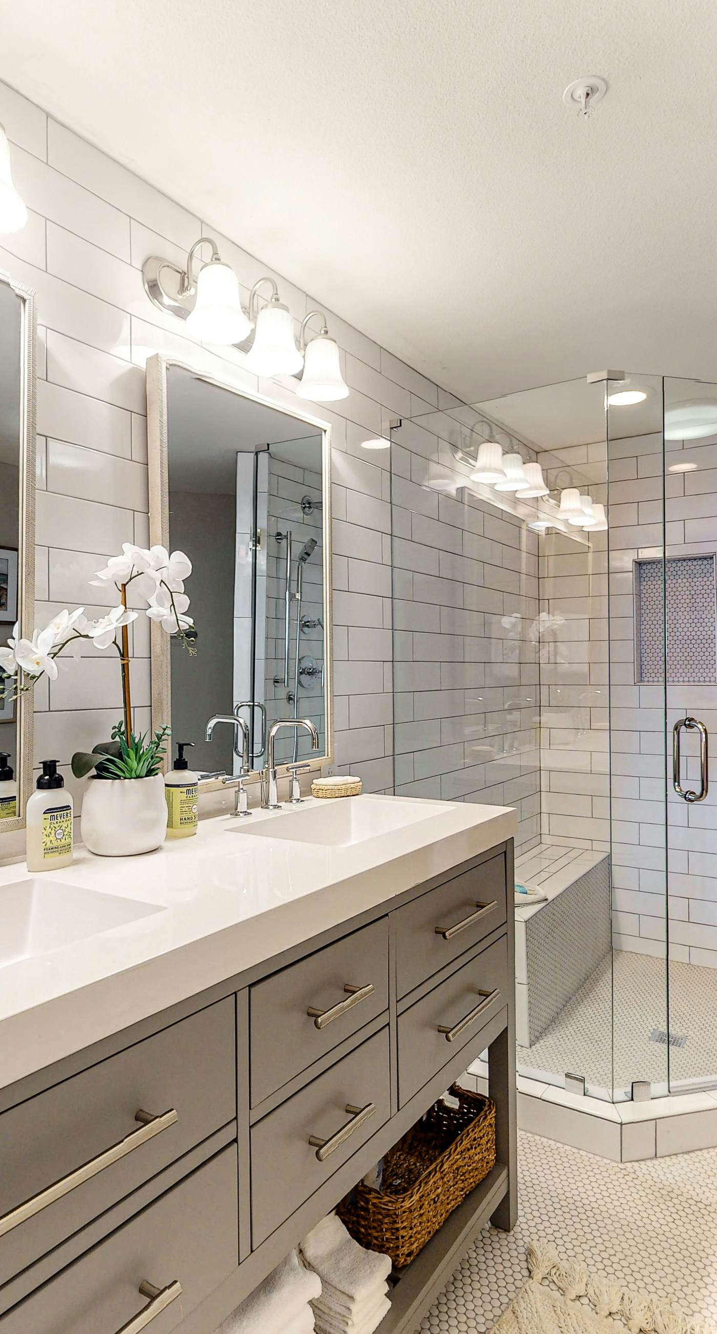 3rd-floor condo with sauna, gym, pool, tennis & pickleball, conference room