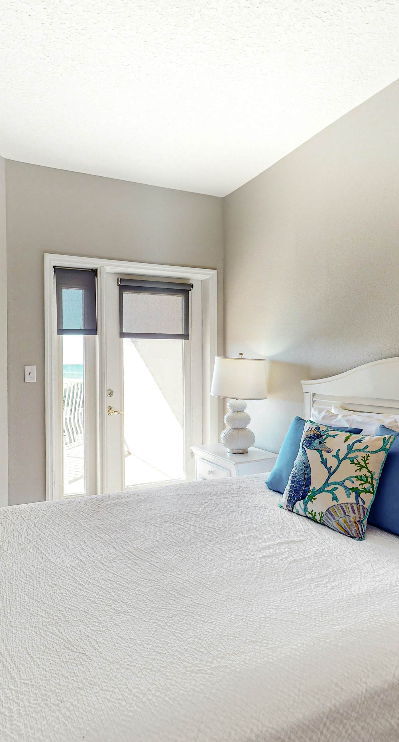 3rd-floor condo with sauna, gym, pool, tennis & pickleball, conference room