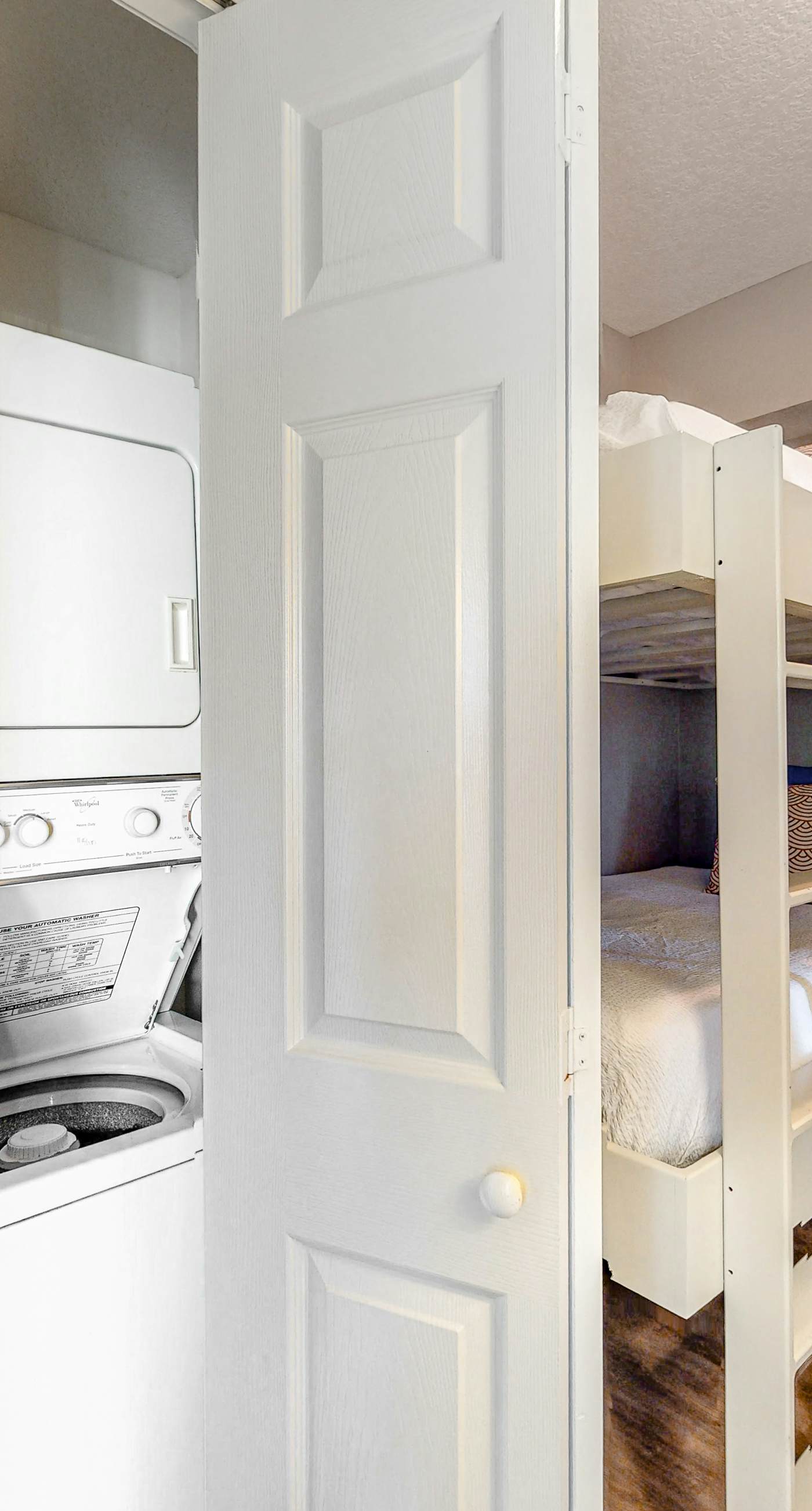 3rd-floor condo with sauna, gym, pool, tennis & pickleball, conference room