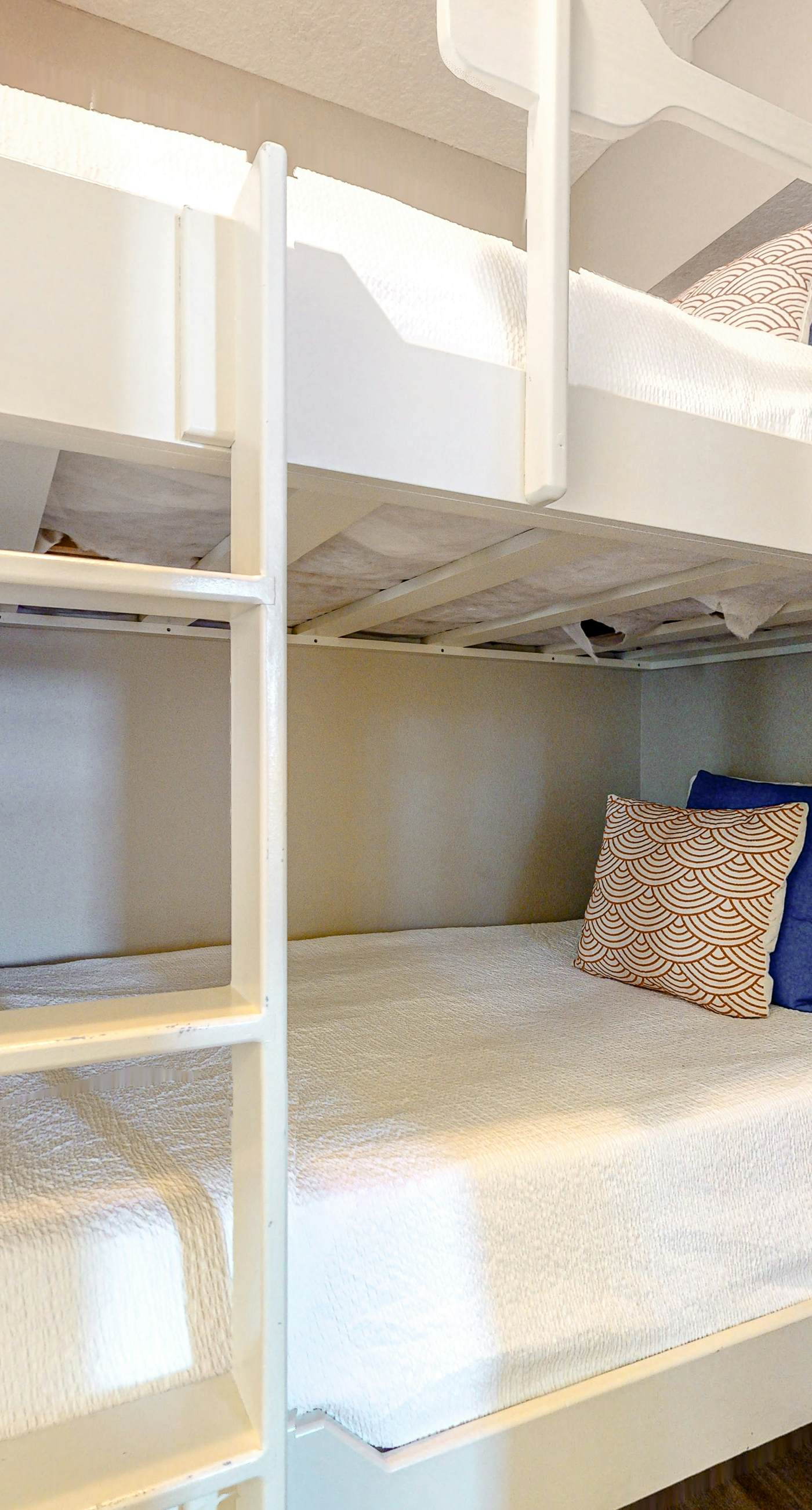 3rd-floor condo with sauna, gym, pool, tennis & pickleball, conference room