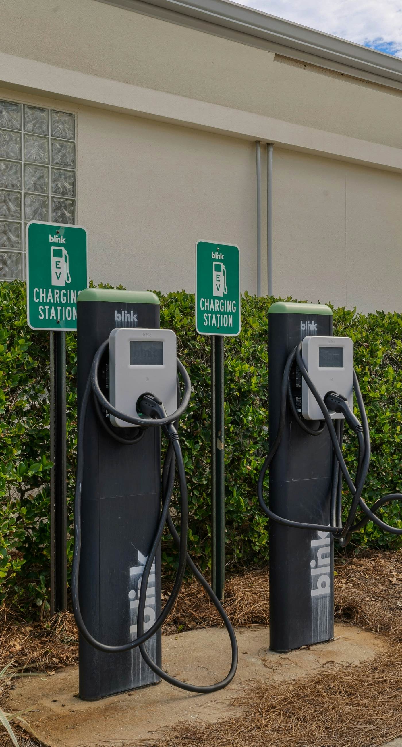 3rd-floor condo with sauna, gym, pool, tennis & pickleball, conference room