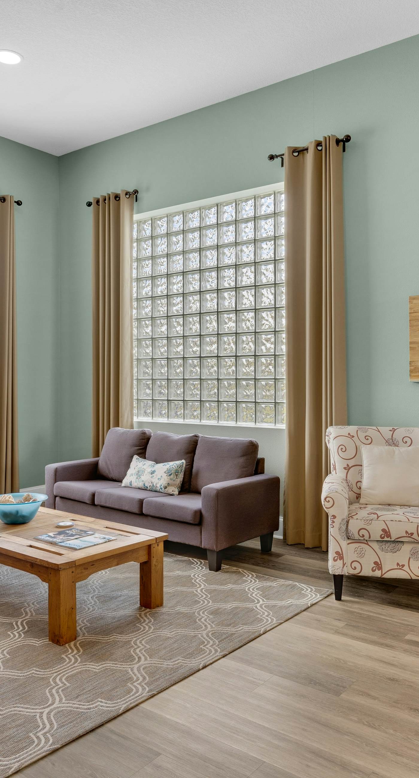 3rd-floor condo with sauna, gym, pool, tennis & pickleball, conference room