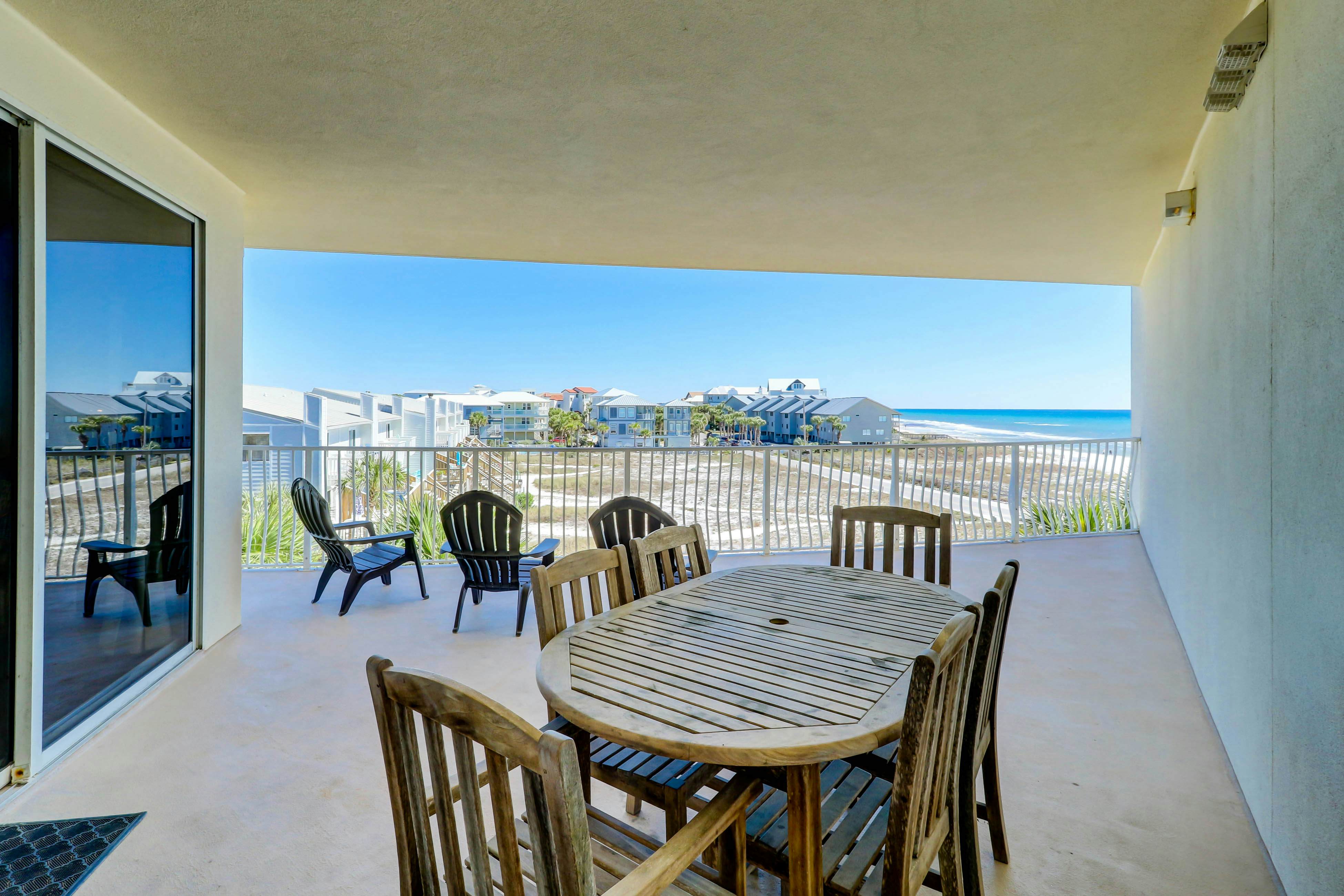 Gorgeous 3-bedroom condo with stunning view, spacious balcony & pickleball