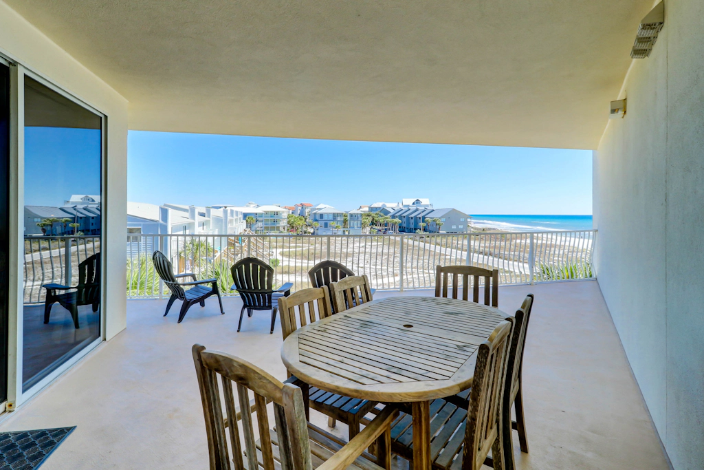 Gorgeous 3-bedroom condo with stunning view, spacious balcony & pickleball