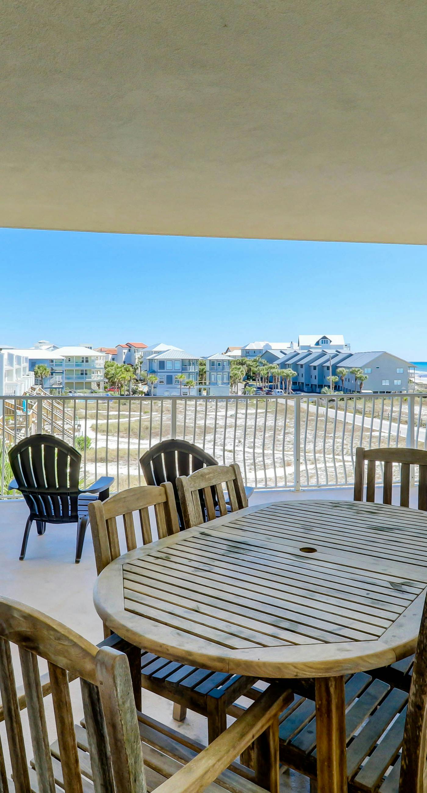 Gorgeous 3-bedroom condo with stunning view, spacious balcony & pickleball