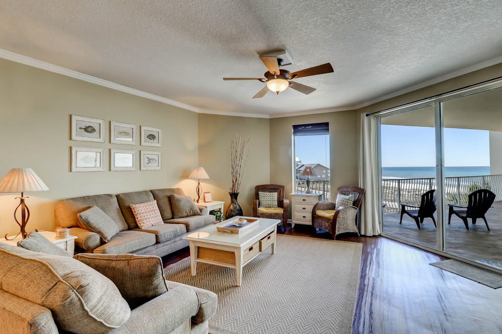 Gorgeous 3-bedroom condo with stunning view, spacious balcony & pickleball