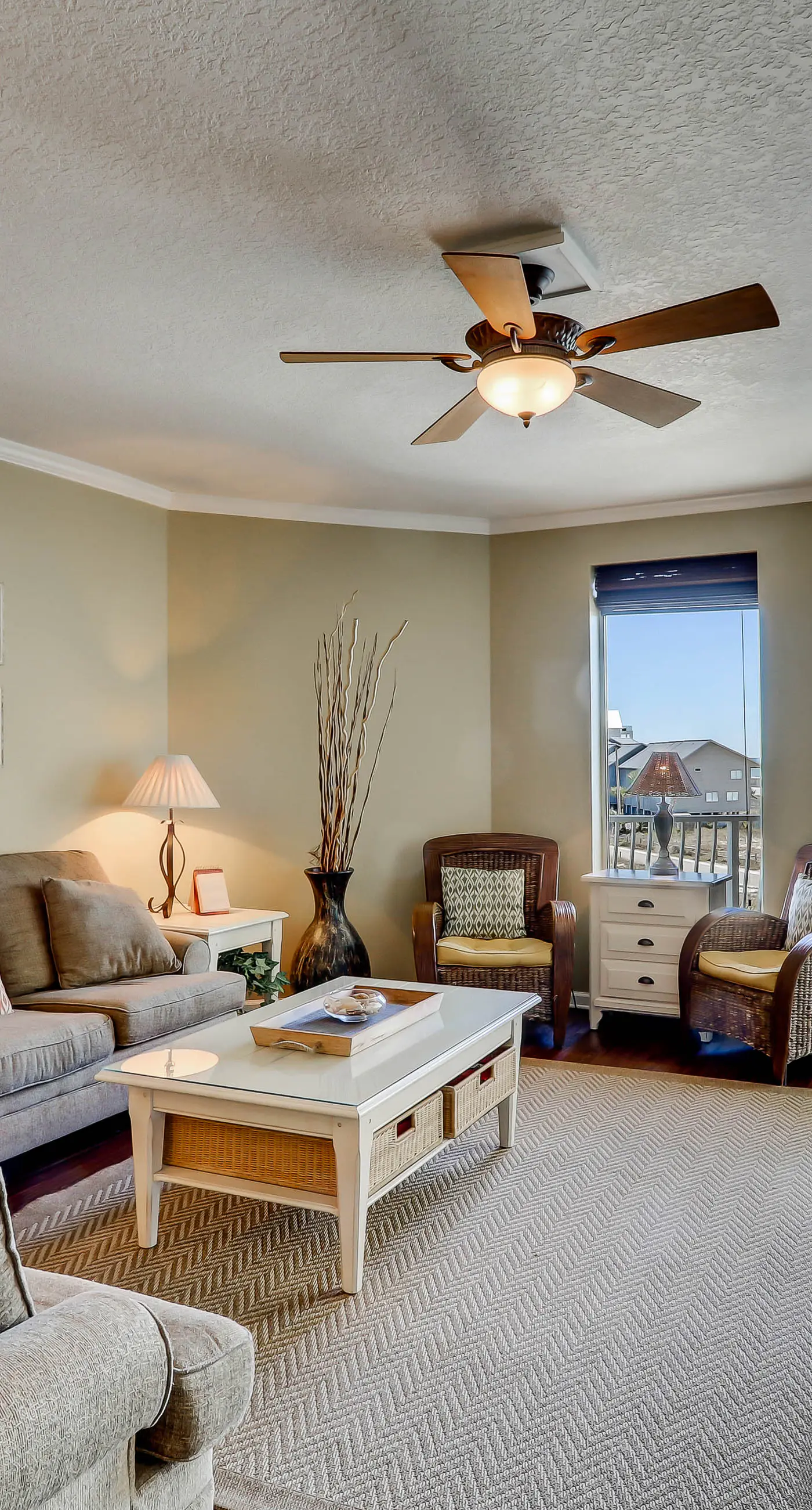 Gorgeous 3-bedroom condo with stunning view, spacious balcony & pickleball