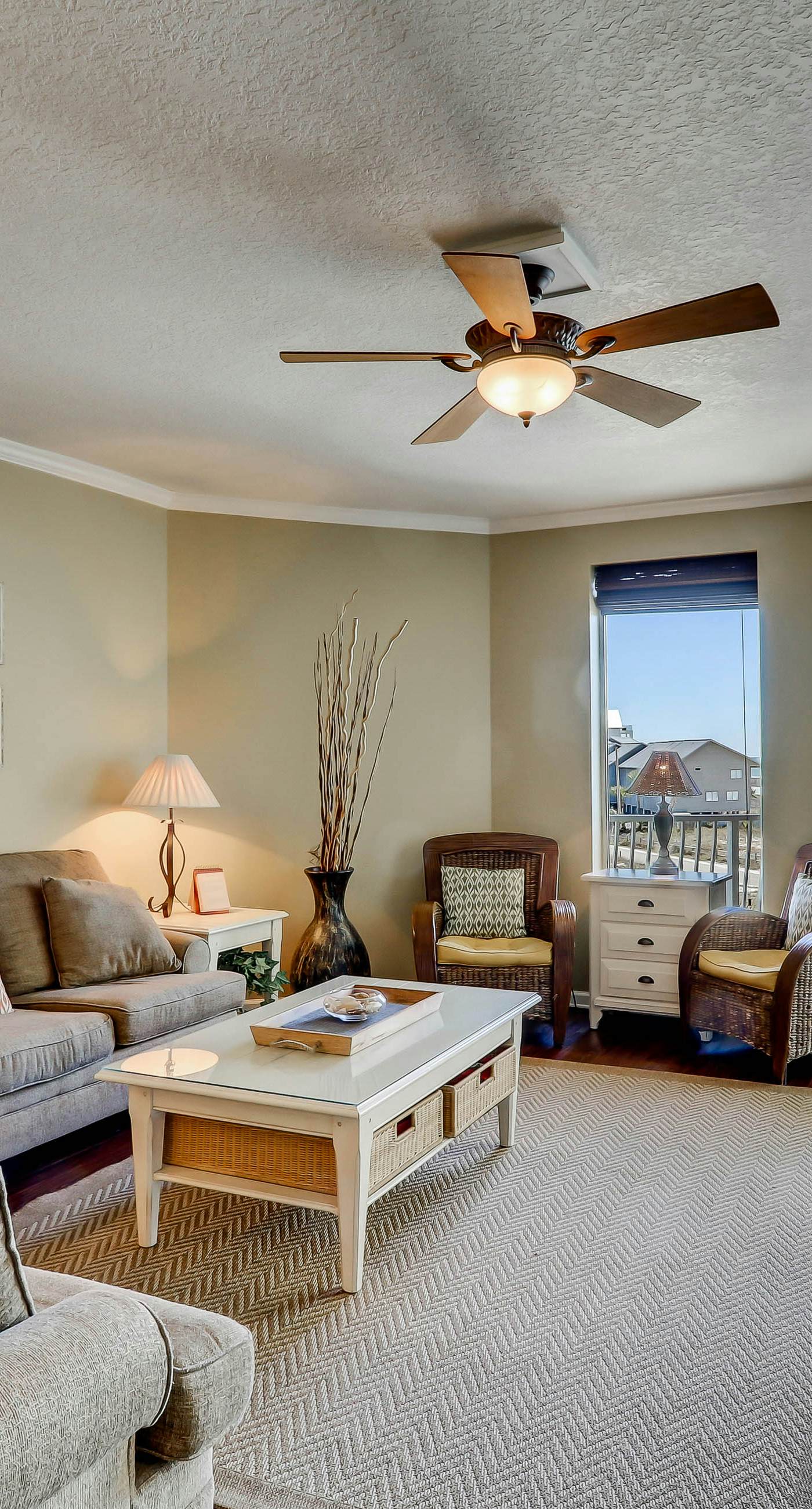 Gorgeous 3-bedroom condo with stunning view, spacious balcony & pickleball