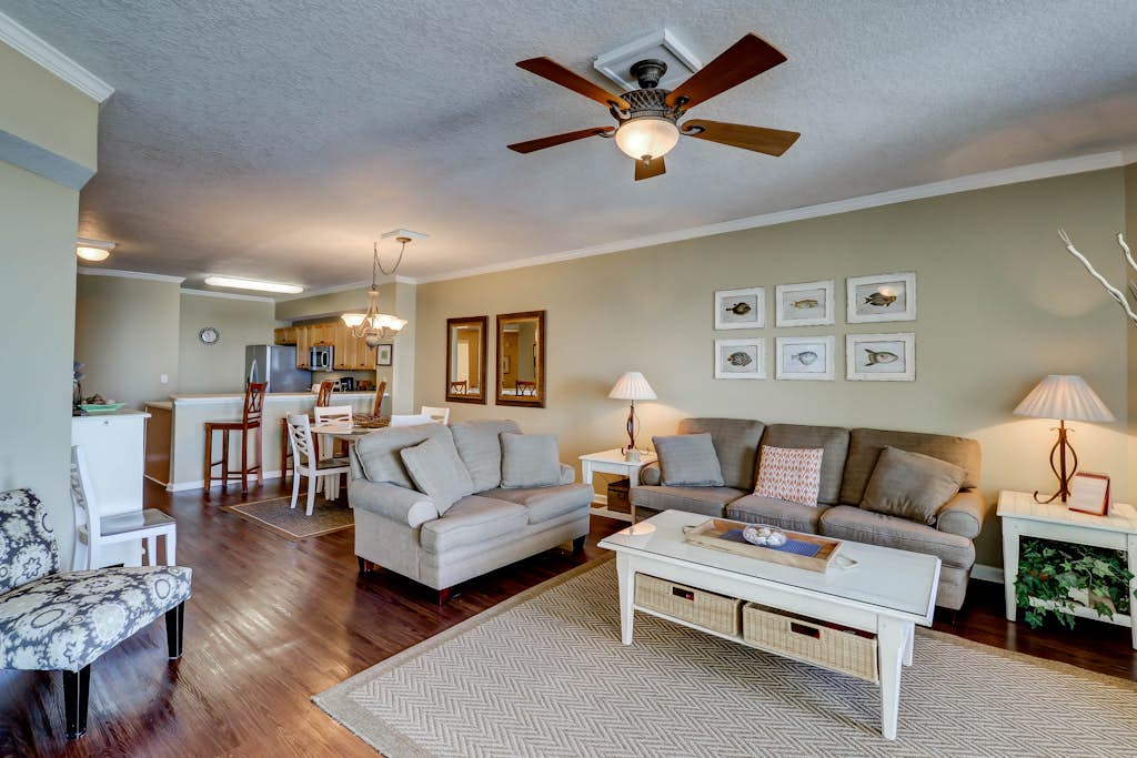 Gorgeous 3-bedroom condo with stunning view, spacious balcony & pickleball