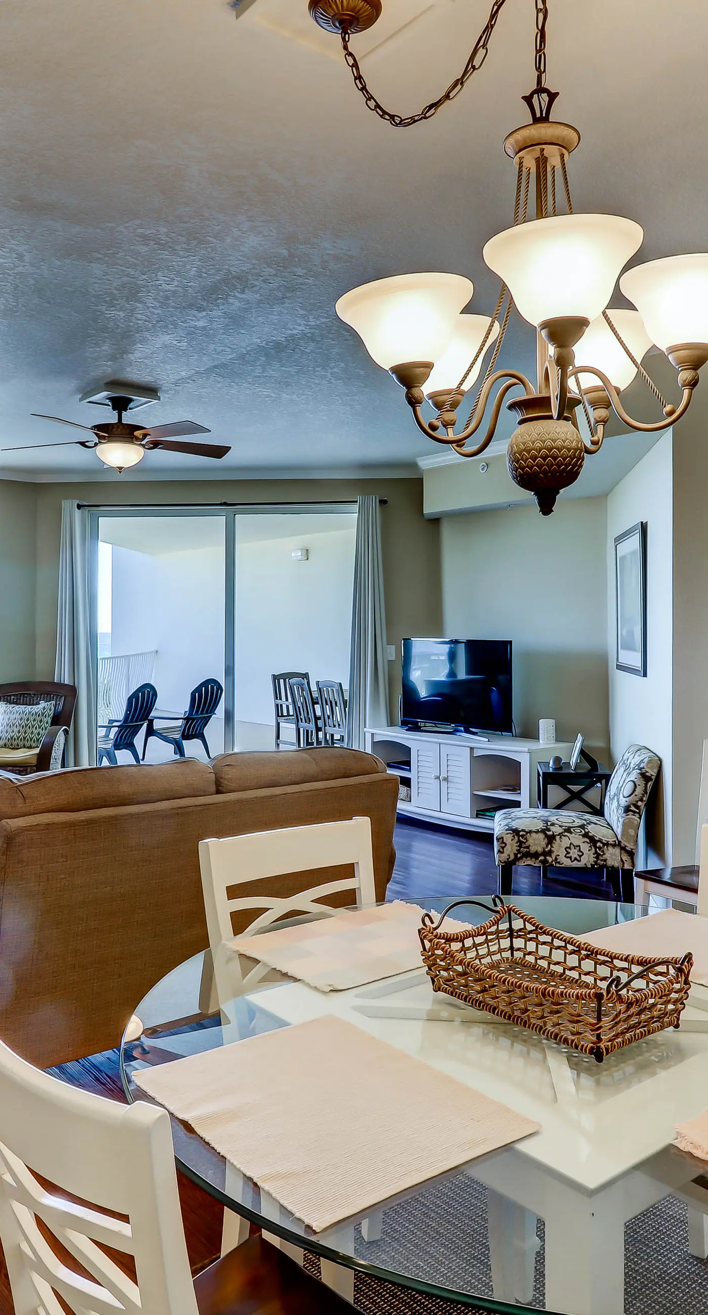 Gorgeous 3-bedroom condo with stunning view, spacious balcony & pickleball