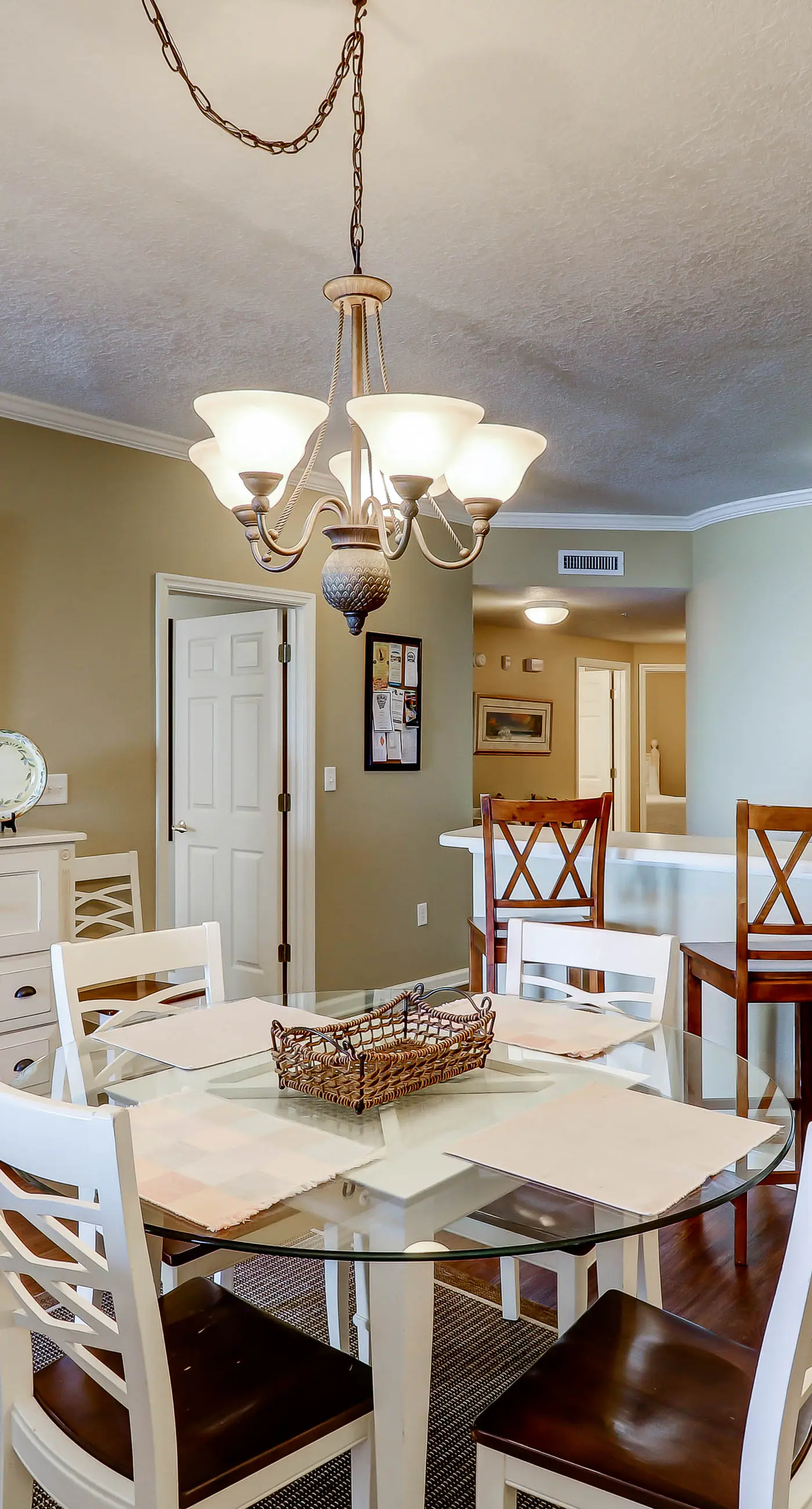 Gorgeous 3-bedroom condo with stunning view, spacious balcony & pickleball