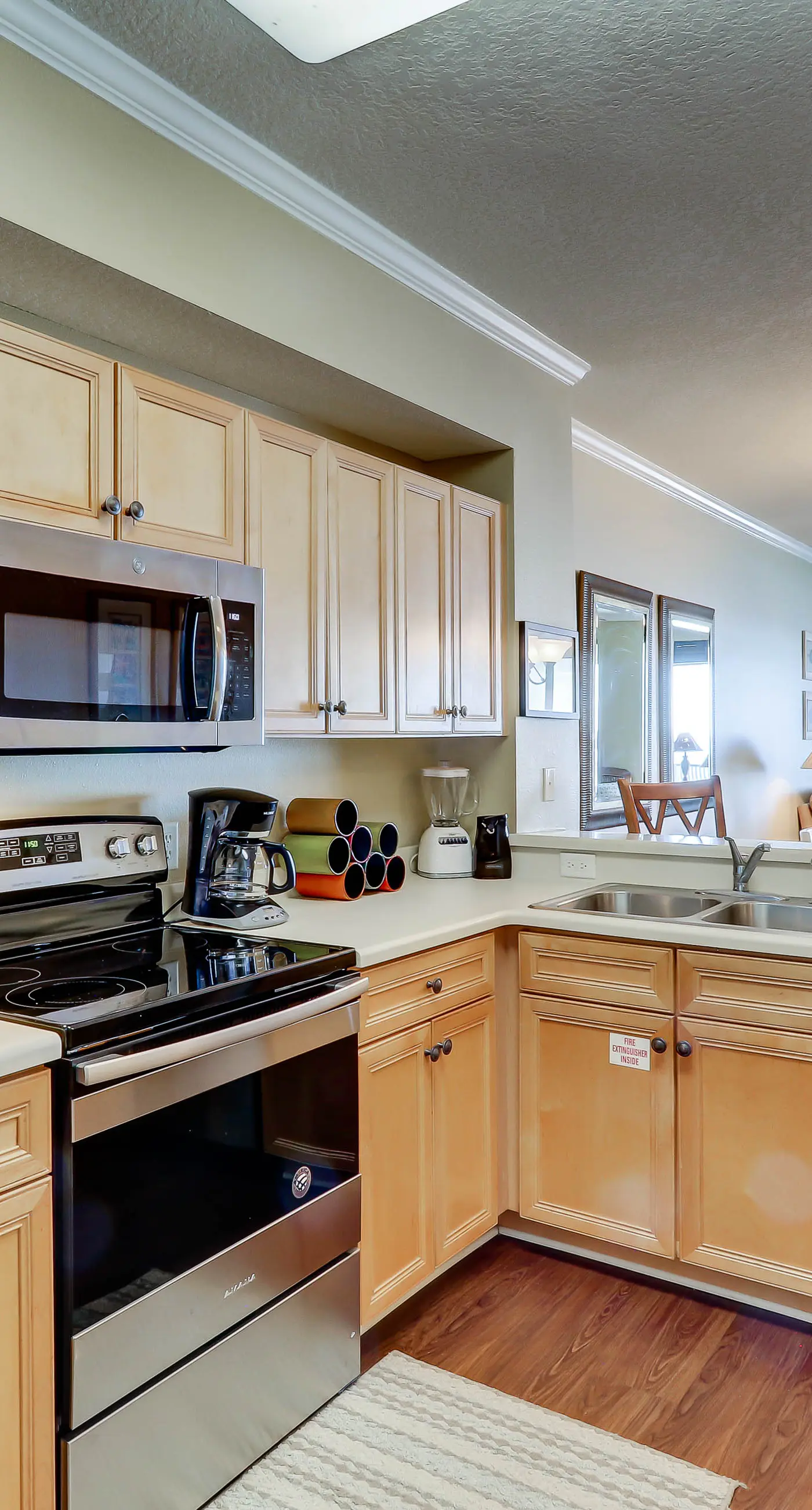 Gorgeous 3-bedroom condo with stunning view, spacious balcony & pickleball