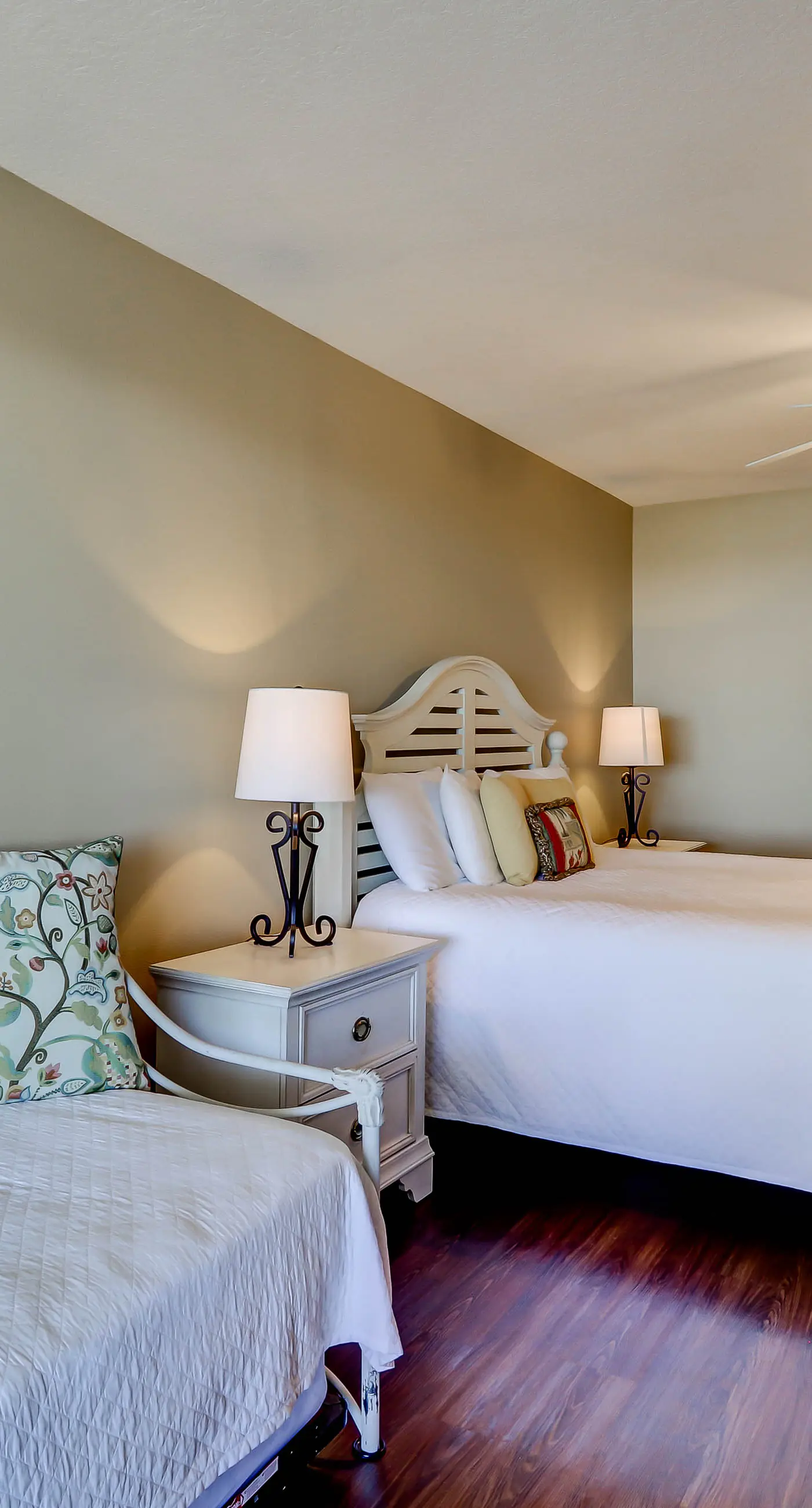 Gorgeous 3-bedroom condo with stunning view, spacious balcony & pickleball