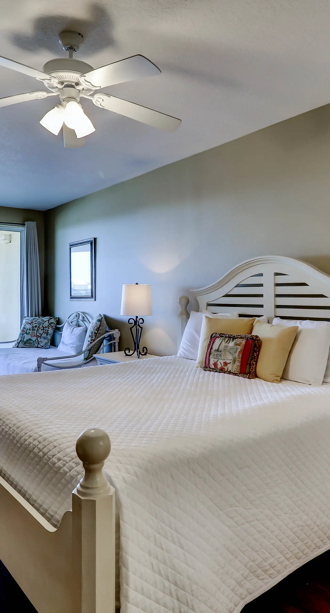 Gorgeous 3-bedroom condo with stunning view, spacious balcony & pickleball