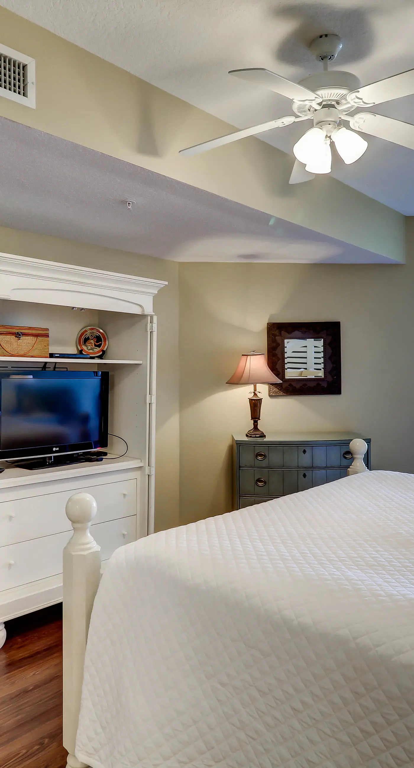 Gorgeous 3-bedroom condo with stunning view, spacious balcony & pickleball