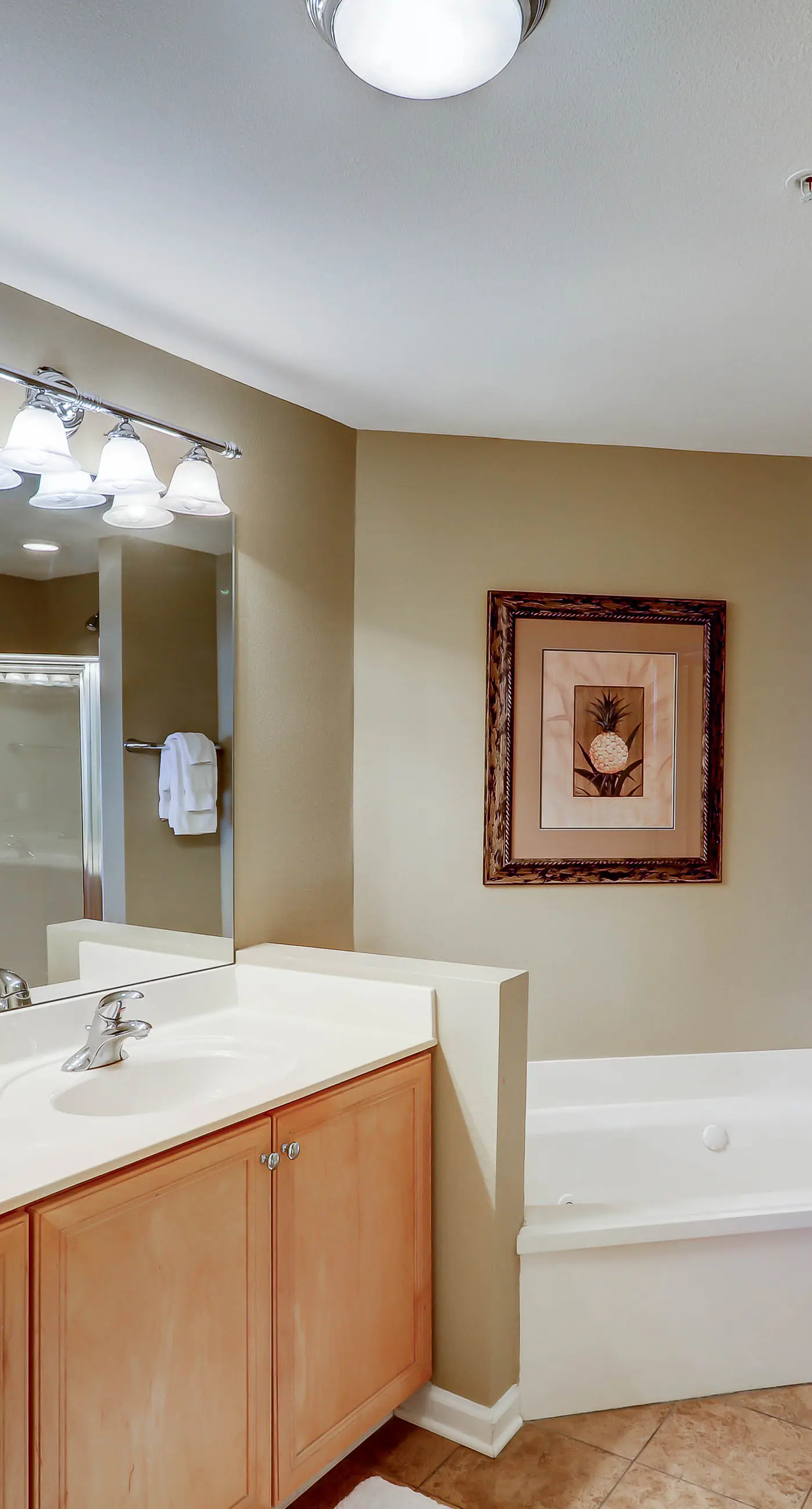 Gorgeous 3-bedroom condo with stunning view, spacious balcony & pickleball