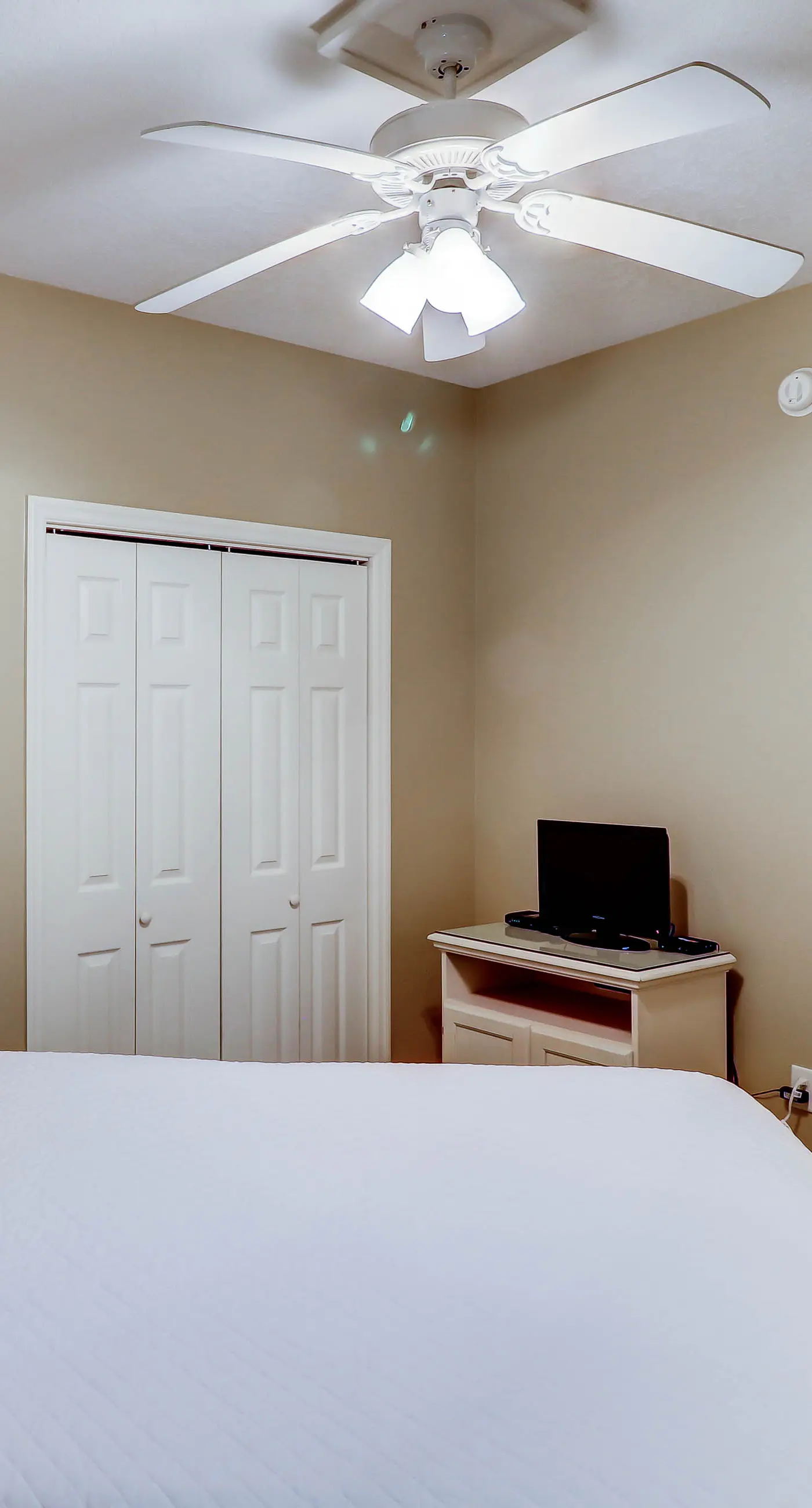 Gorgeous 3-bedroom condo with stunning view, spacious balcony & pickleball