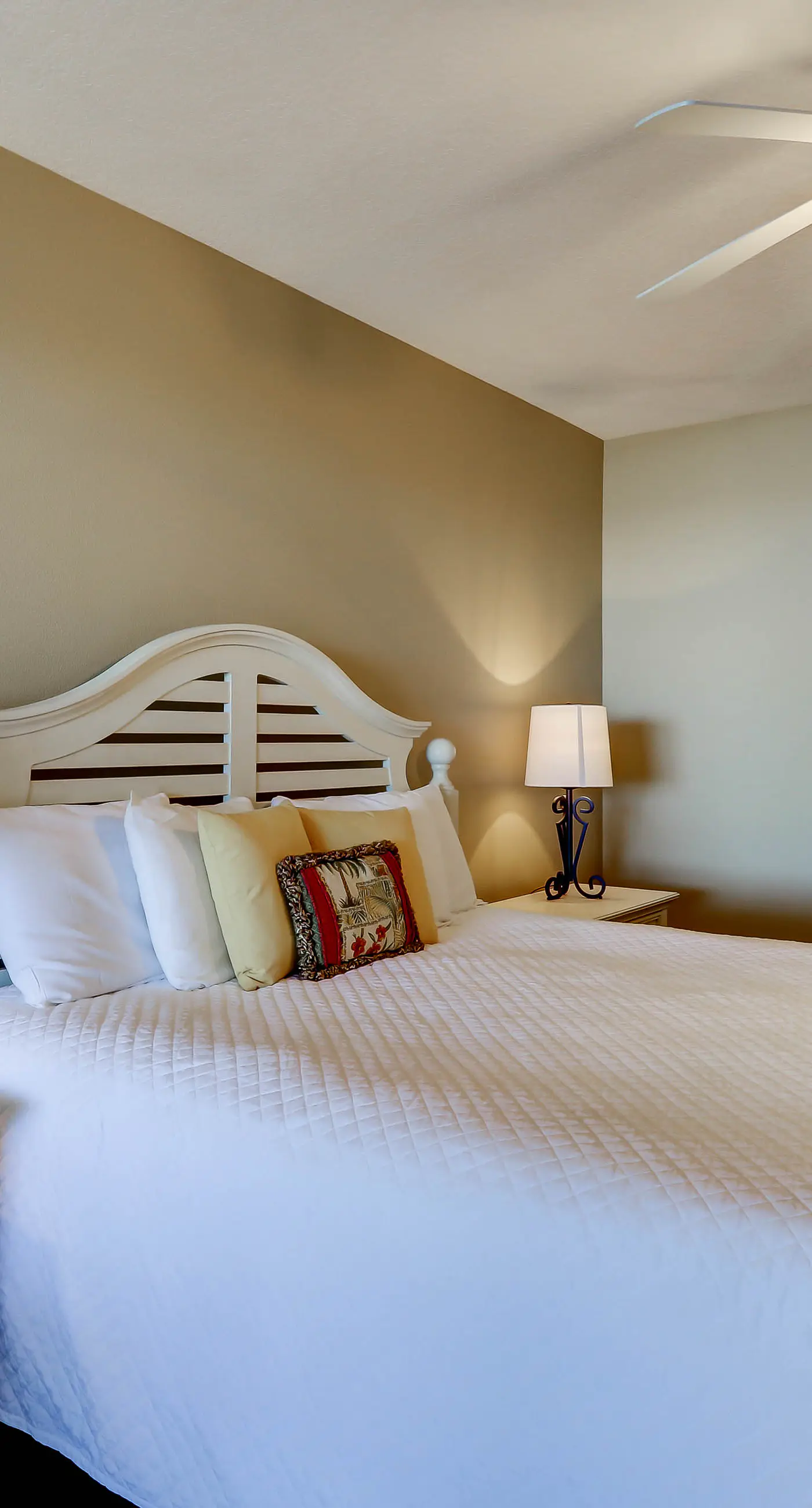 Gorgeous 3-bedroom condo with stunning view, spacious balcony & pickleball