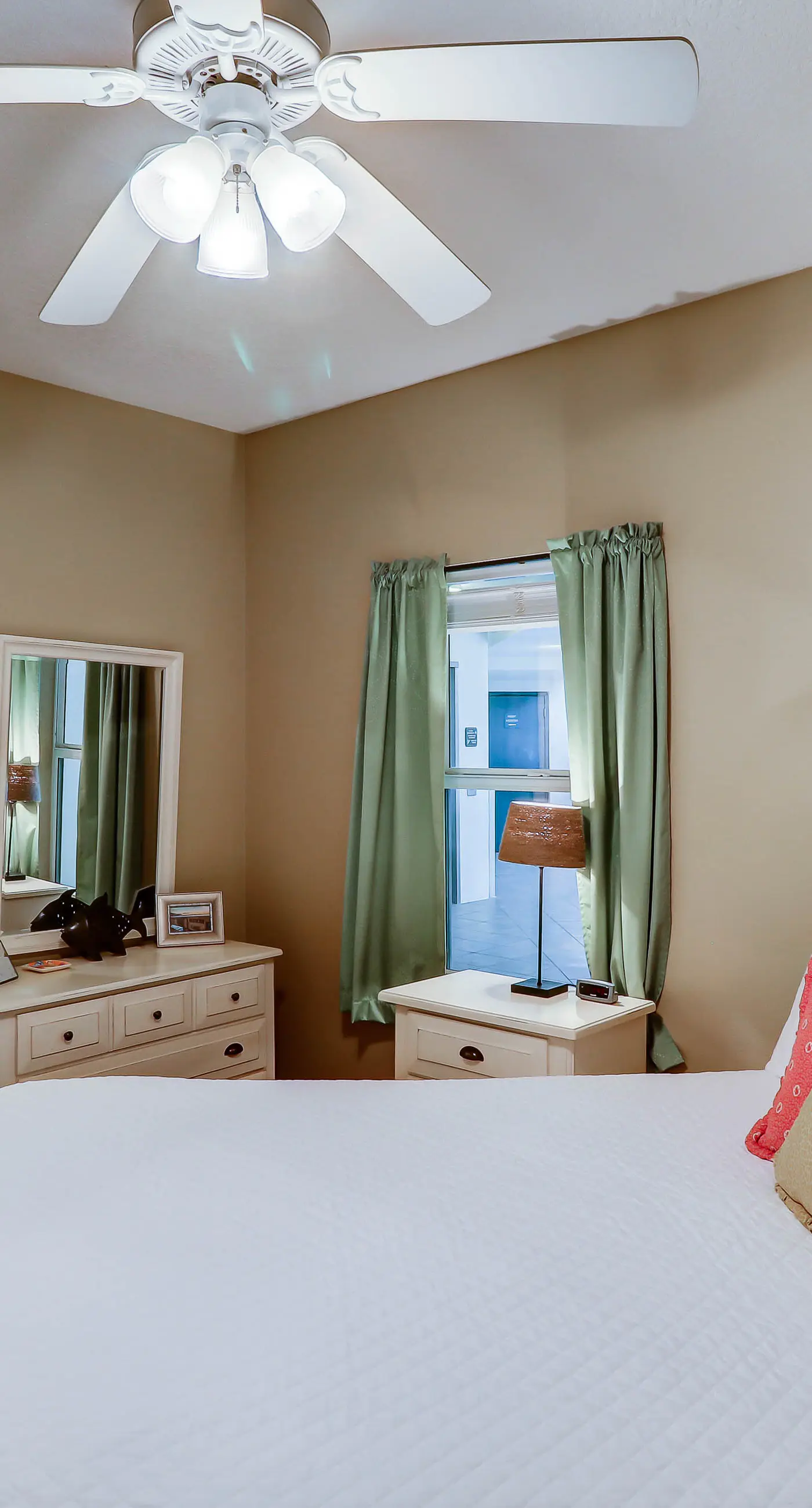 Gorgeous 3-bedroom condo with stunning view, spacious balcony & pickleball