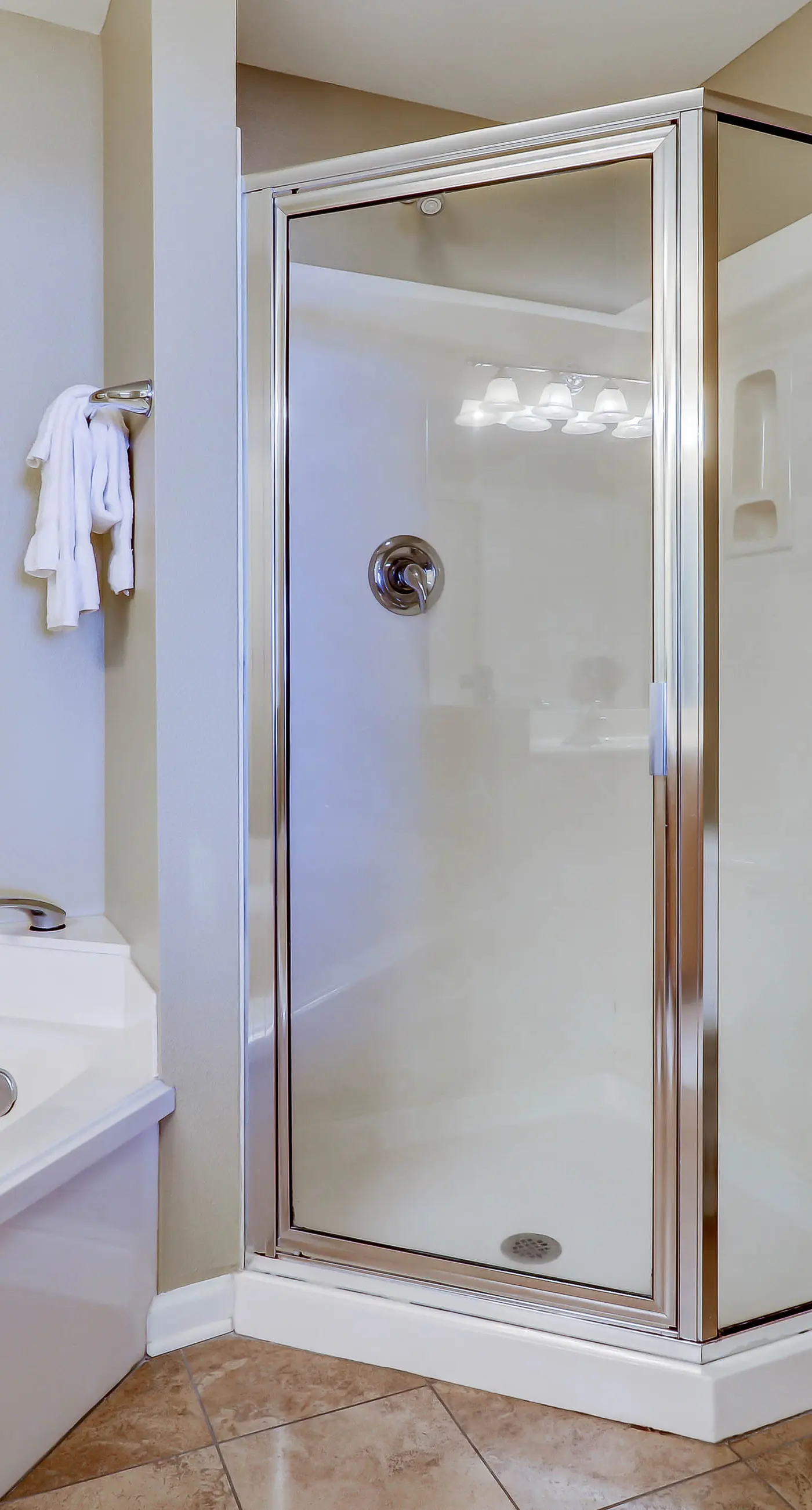 Gorgeous 3-bedroom condo with stunning view, spacious balcony & pickleball