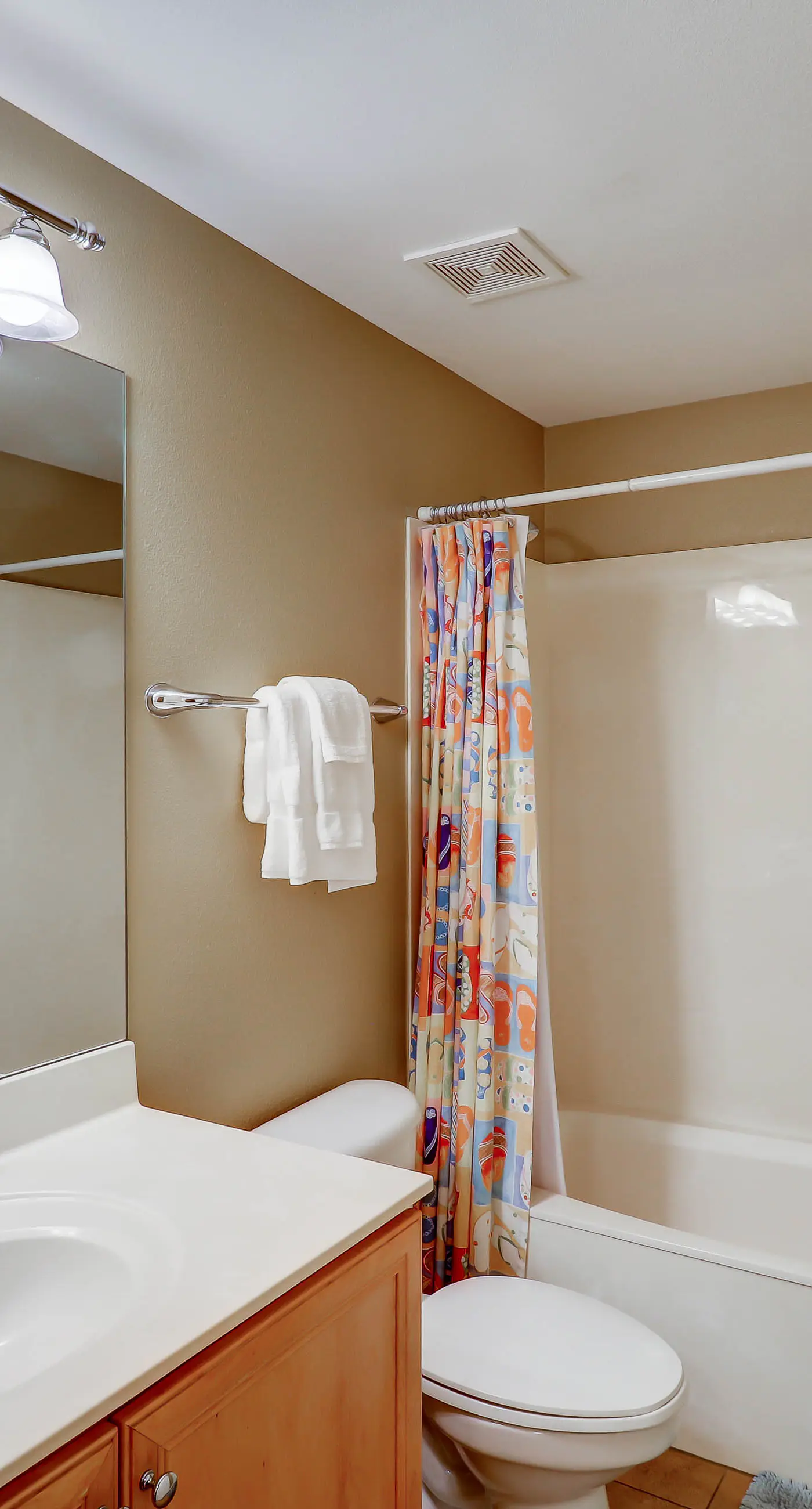 Gorgeous 3-bedroom condo with stunning view, spacious balcony & pickleball