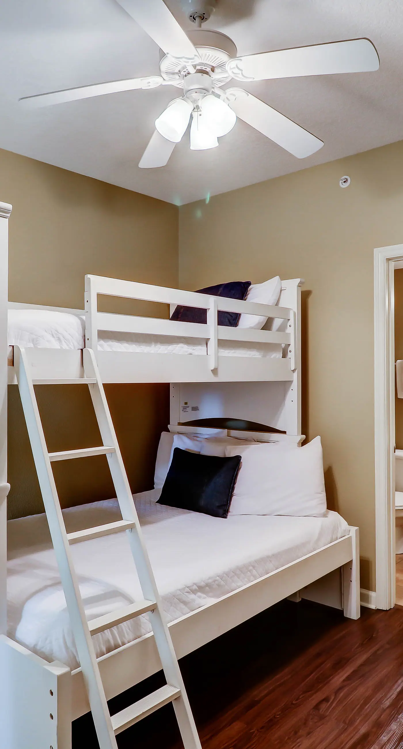 Gorgeous 3-bedroom condo with stunning view, spacious balcony & pickleball