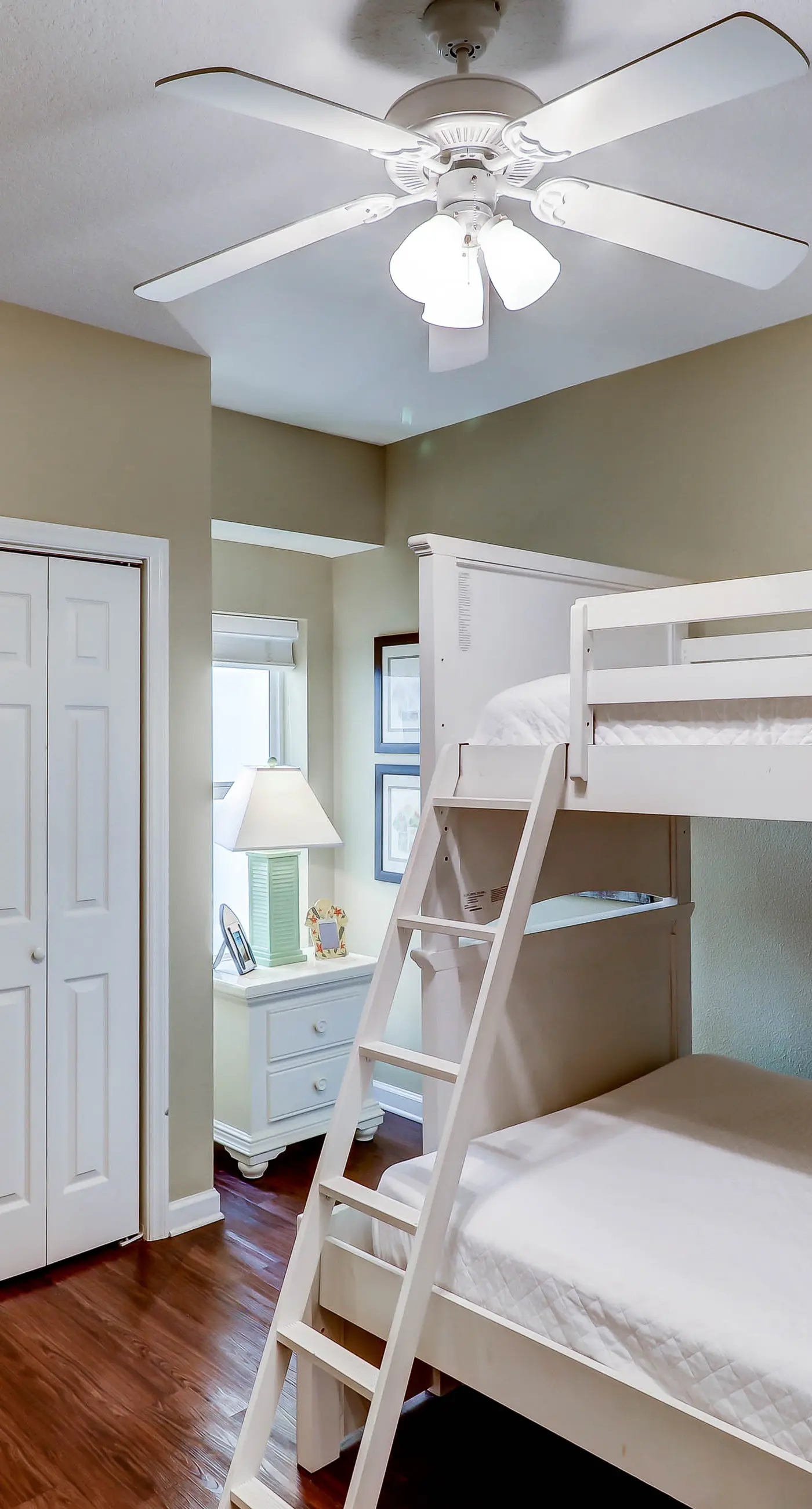 Gorgeous 3-bedroom condo with stunning view, spacious balcony & pickleball