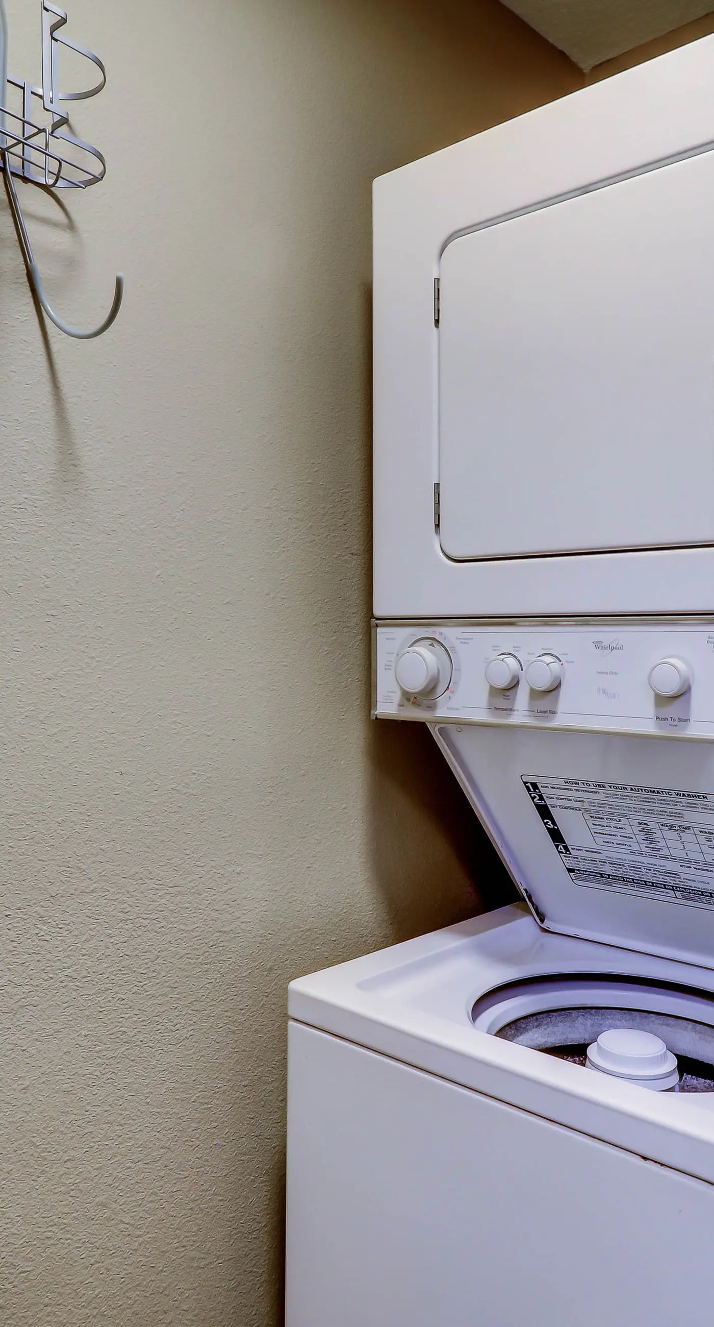 Gorgeous 3-bedroom condo with stunning view, spacious balcony & pickleball