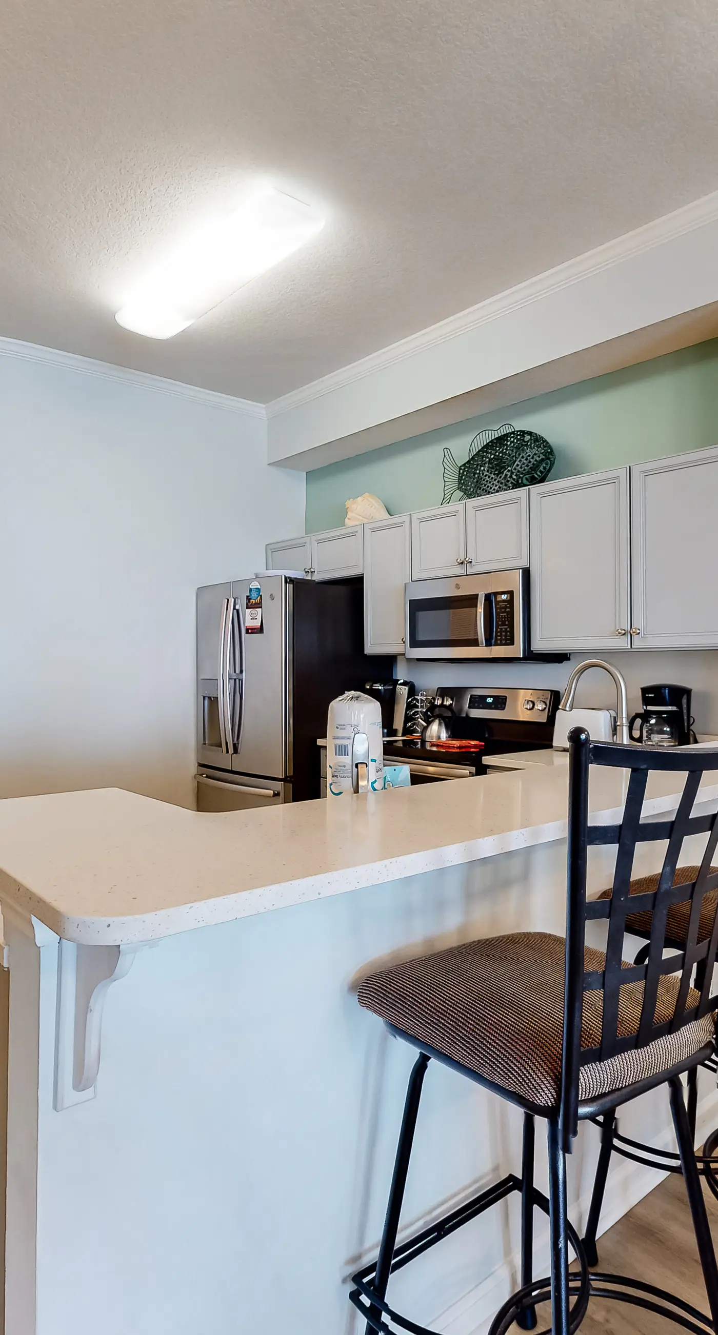 4th-floor condo with beach ambience, lagoon pool, gym, tennis & pickleball