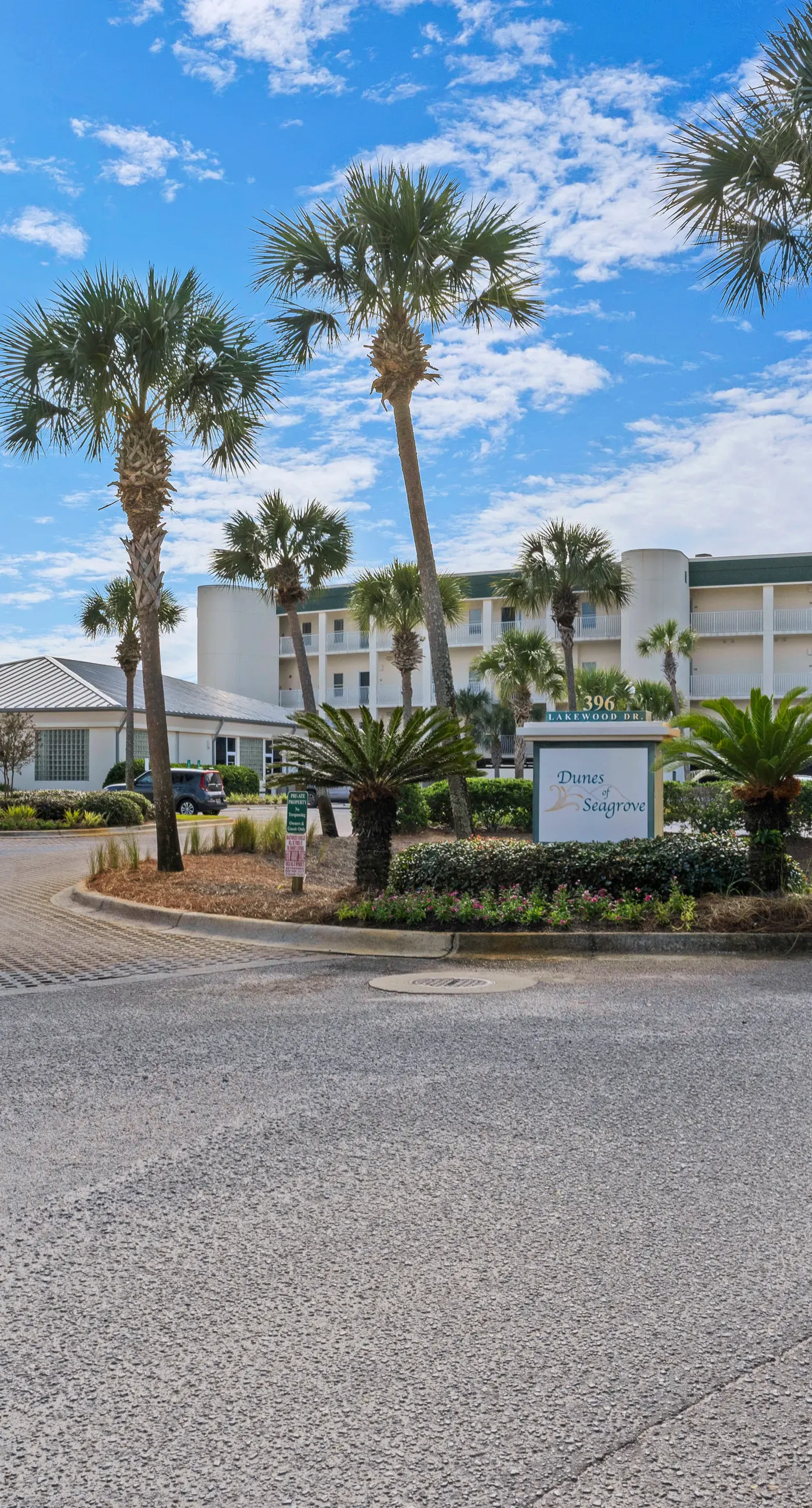 4th-floor condo with beach ambience, lagoon pool, gym, tennis & pickleball
