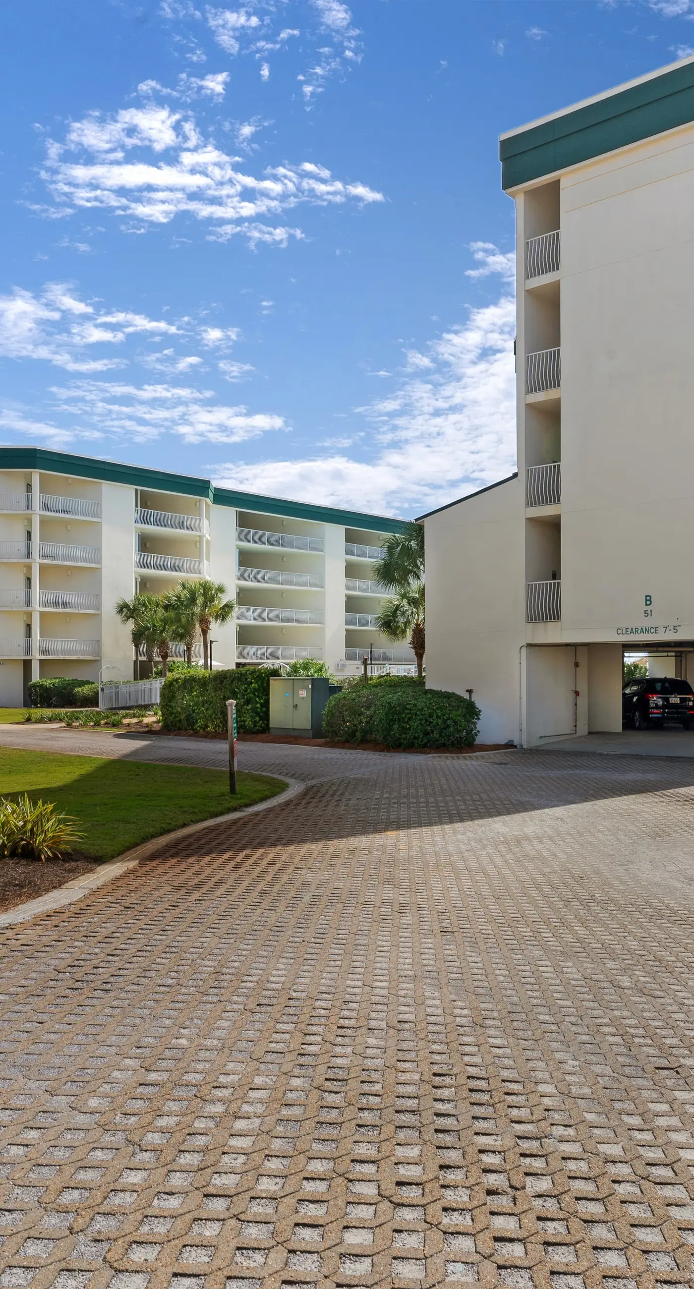 4th-floor condo with beach ambience, lagoon pool, gym, tennis & pickleball
