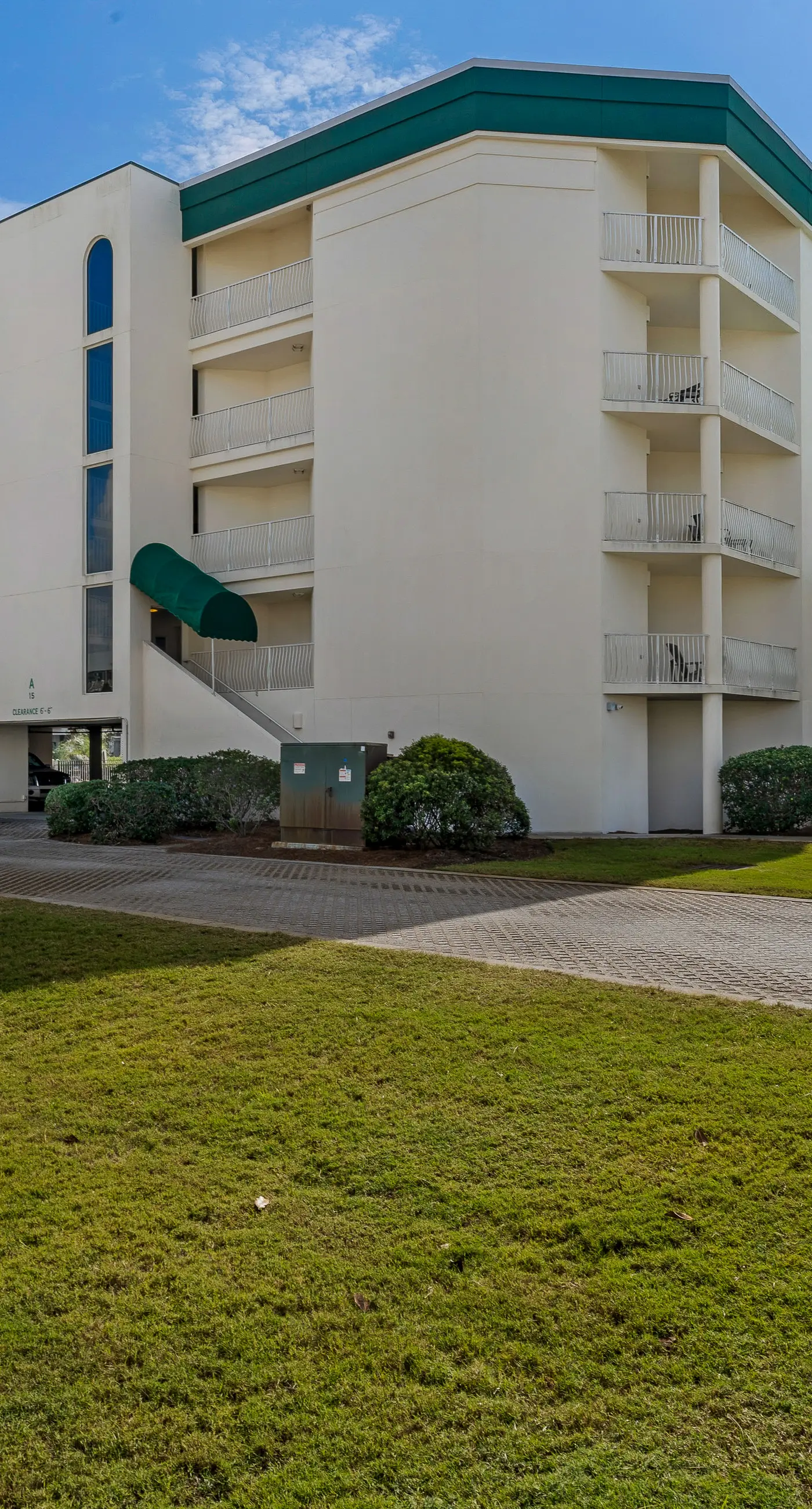 Attractive home with spacious balcony, pool view & pickleball - near beach