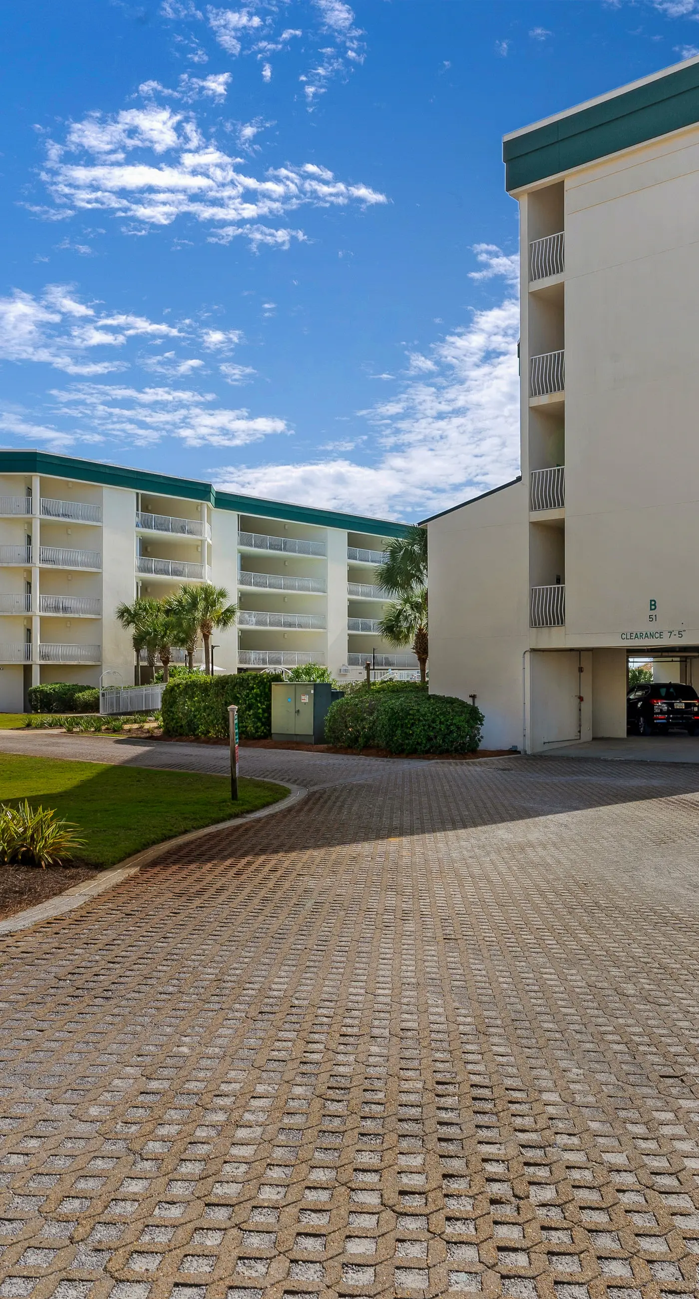 Attractive home with spacious balcony, pool view & pickleball - near beach