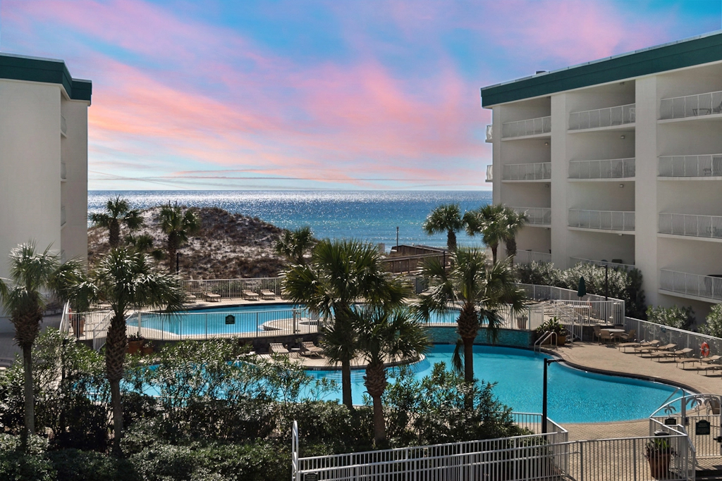 Bright Gulf-view condo with balcony, pool, seasonal beach service & pickleball