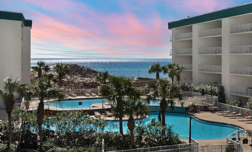 Bright Gulf-view condo with balcony, pool, seasonal beach service & pickleball
