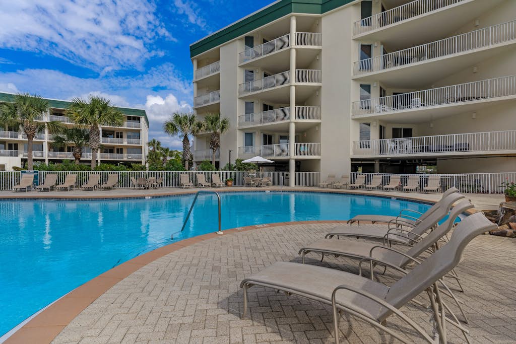 Bright Gulf-view condo with balcony, pool, seasonal beach service & pickleball