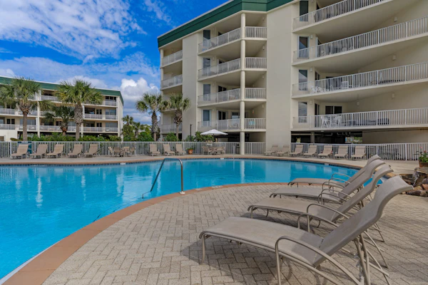 Bright Gulf-view condo with balcony, pool, seasonal beach service & pickleball