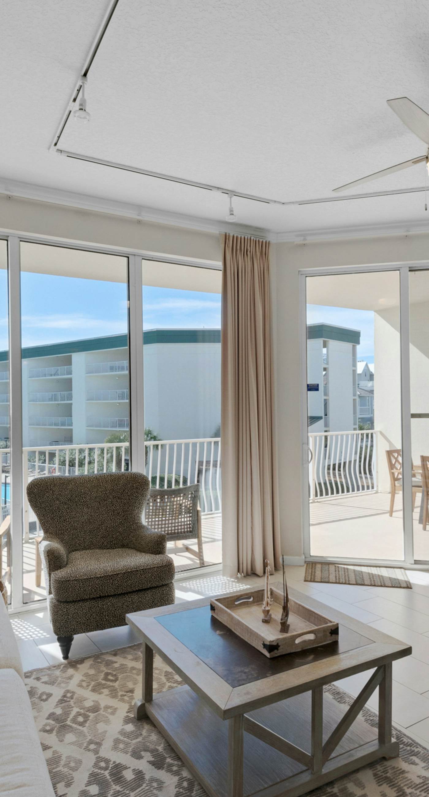 Bright Gulf-view condo with balcony, pool, seasonal beach service & pickleball