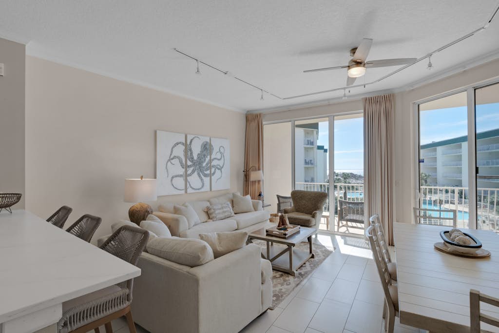 Bright Gulf-view condo with balcony, pool, seasonal beach service & pickleball