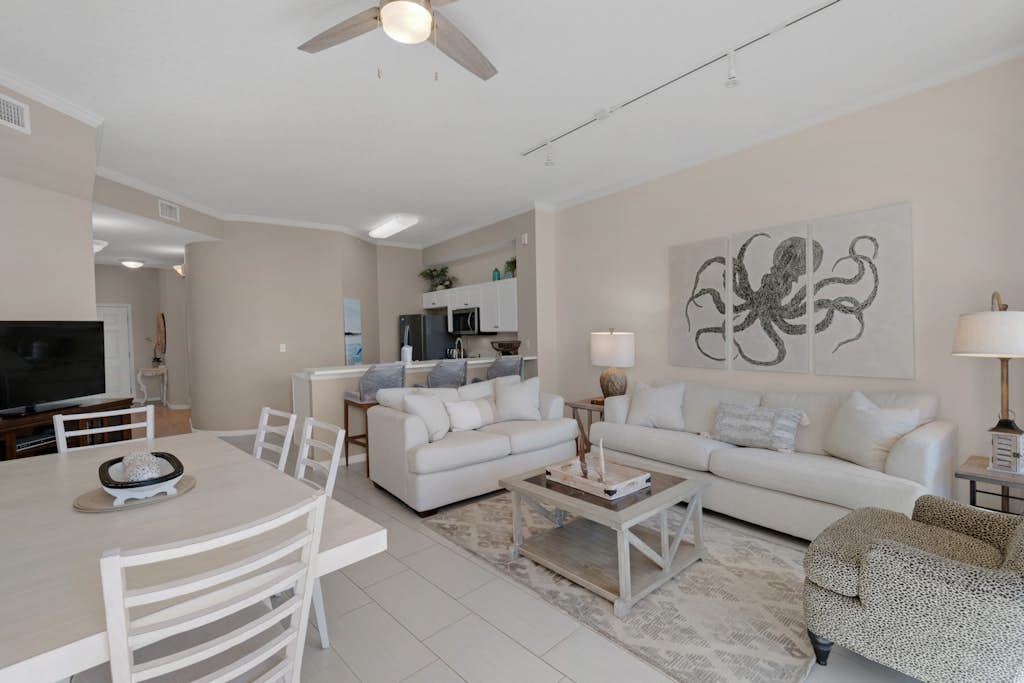 Bright Gulf-view condo with balcony, pool, seasonal beach service & pickleball