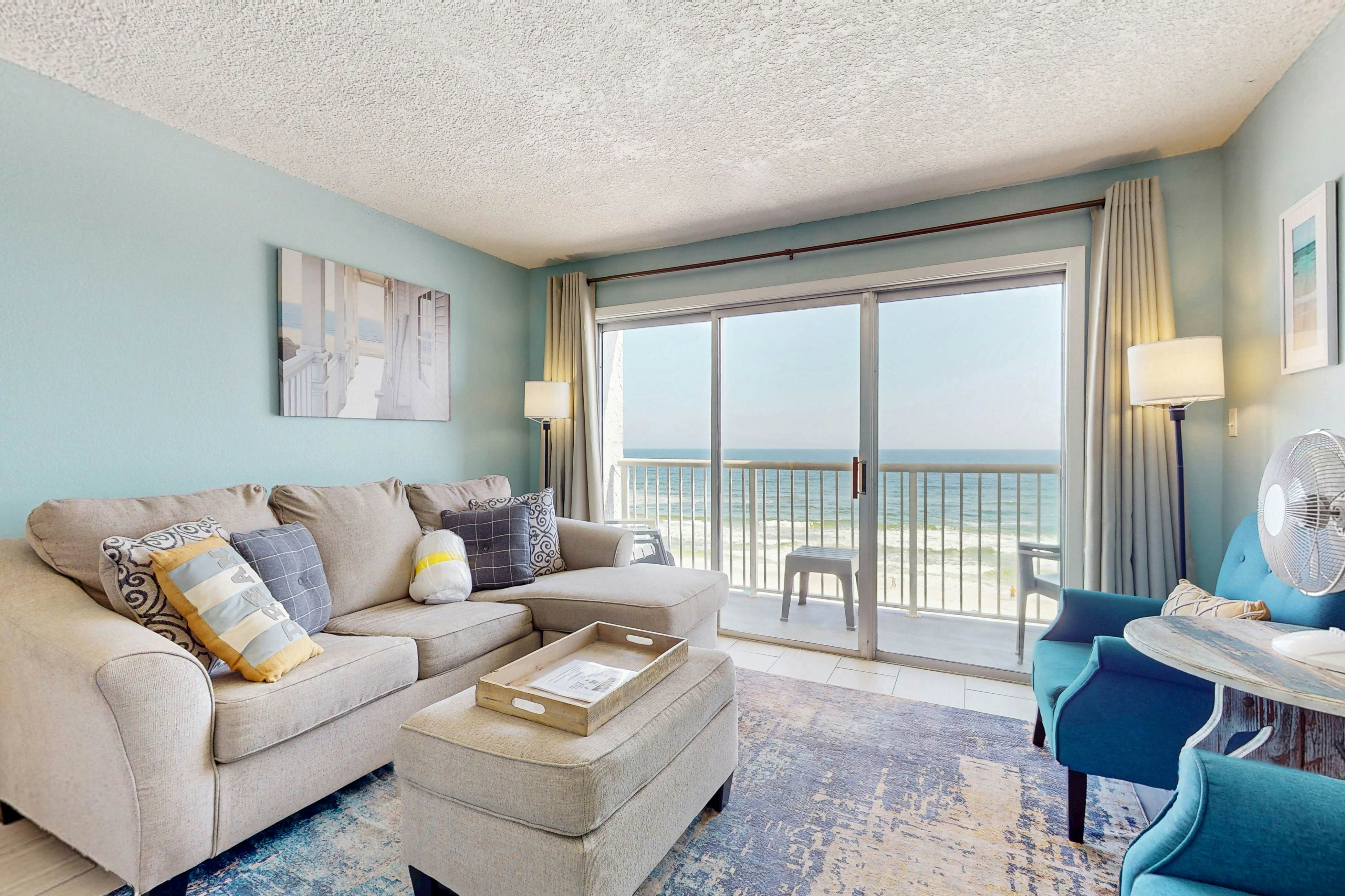 Seventh-floor comfortable condo - steps to the beach & convenient to shopping