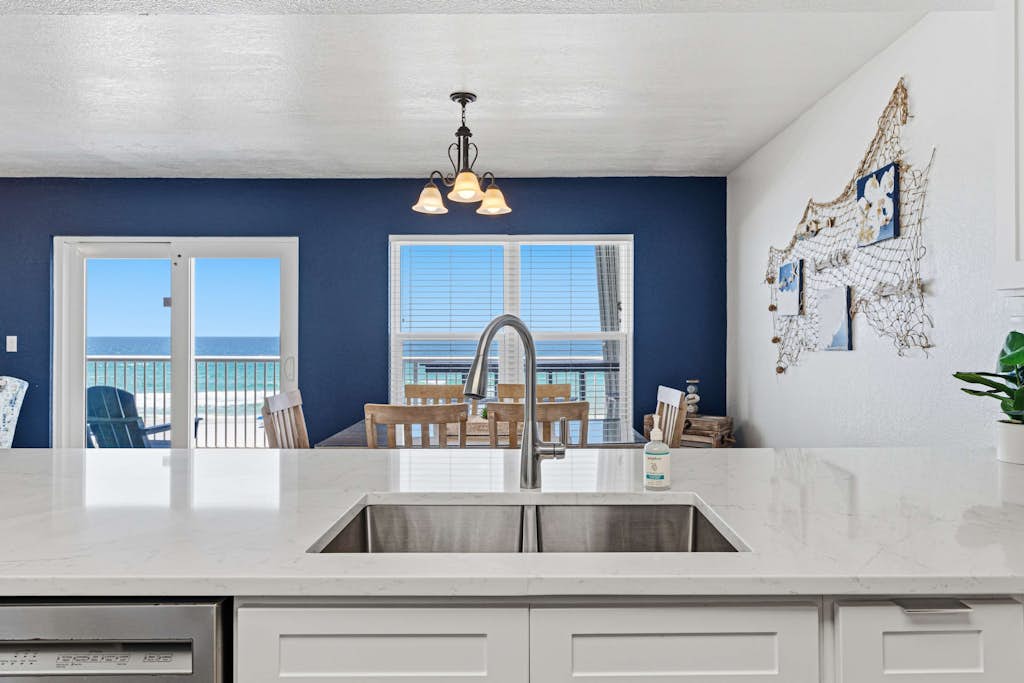 Charming fifth floor condo with beach service, central AC, WiFi, & pool access