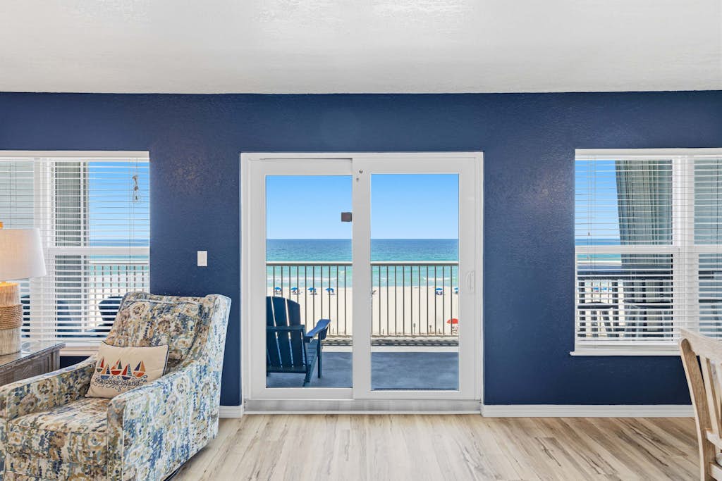 Charming fifth floor condo with beach service, central AC, WiFi, & pool access