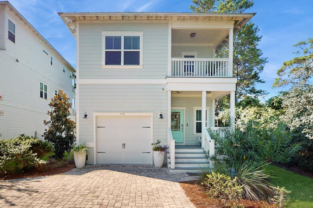 Home with pool & dock access - blocks to beach, Powell Lake, & state park