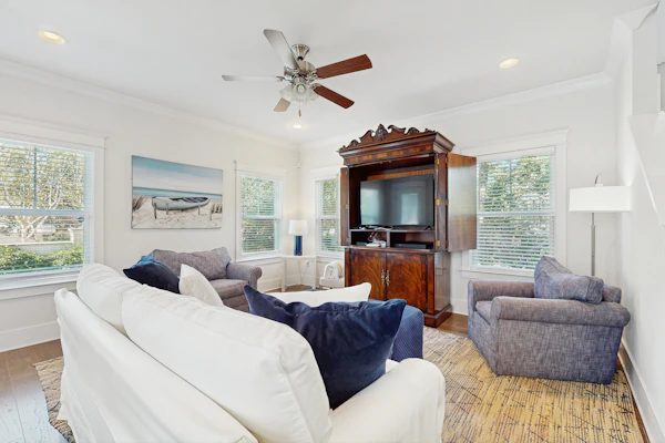 Home with pool & dock access - blocks to beach, Powell Lake, & state park