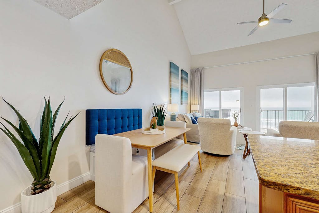 Newly-Remodeled Villa with Stunning Views and Free WiFi - Right on the Beach