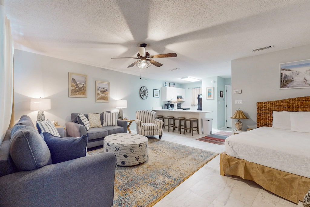 Beautiful coastal studio condo with pool